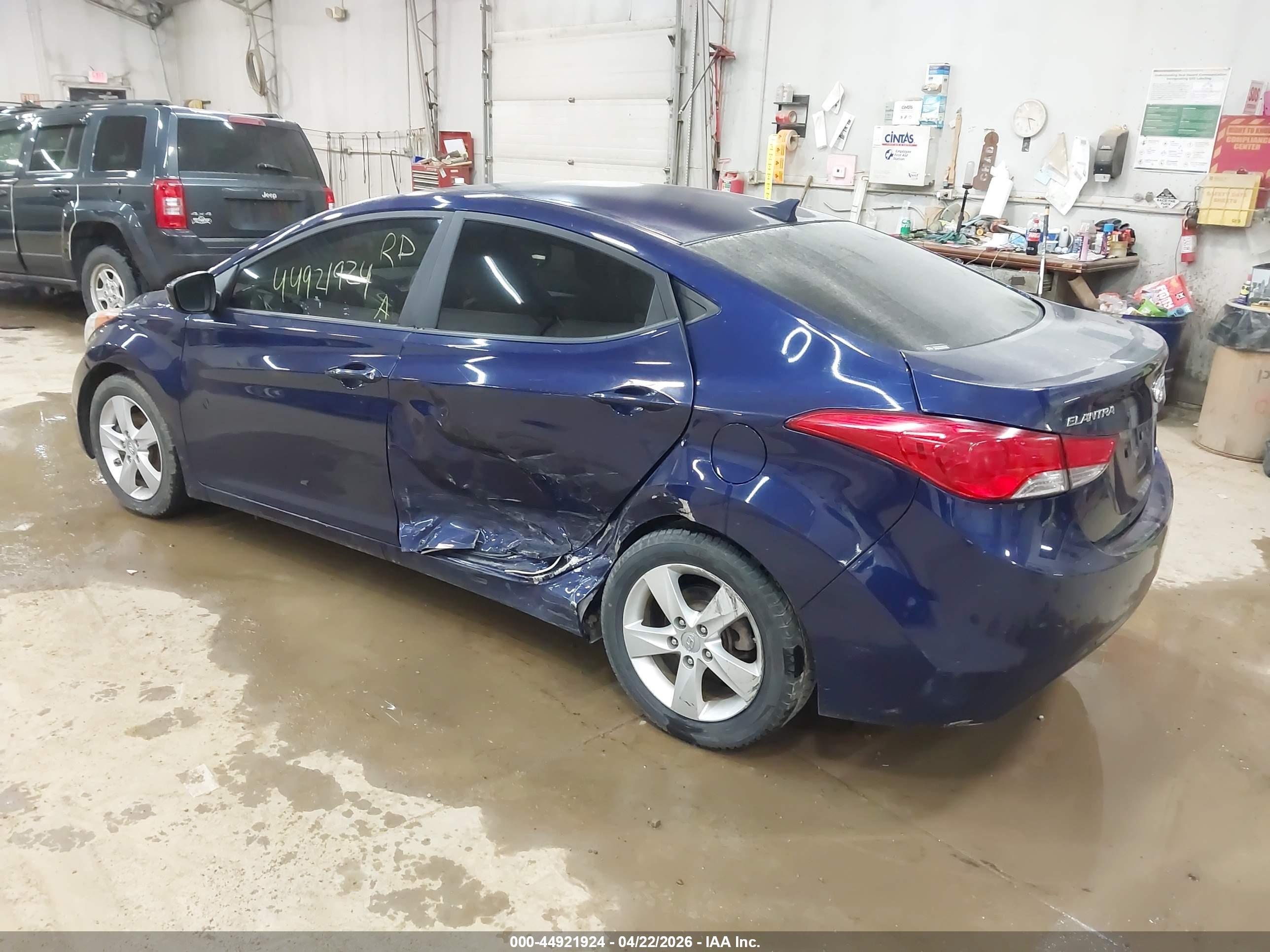 HYUNDAI ELANTRA image 3