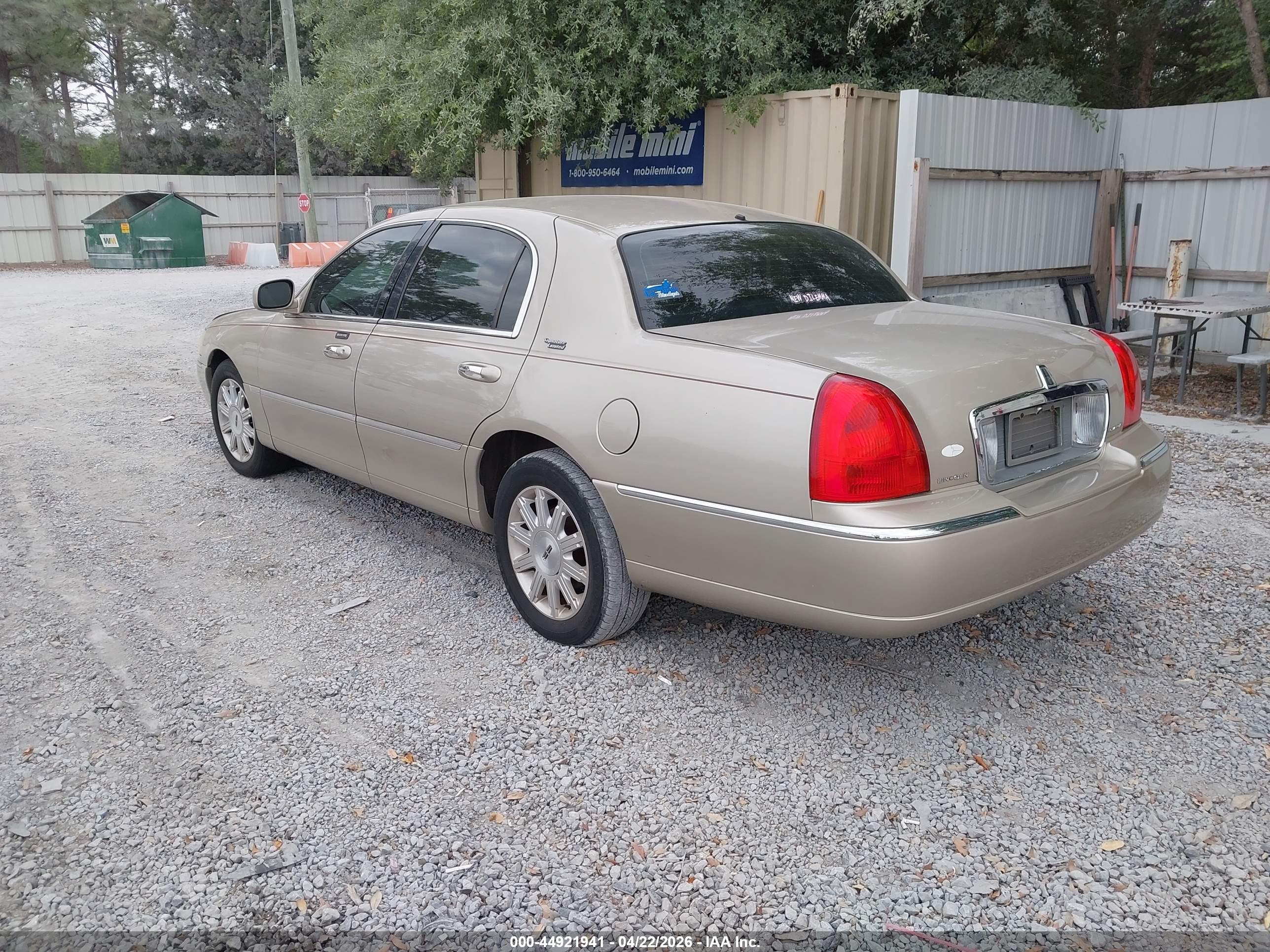 LINCOLN TOWN image 3