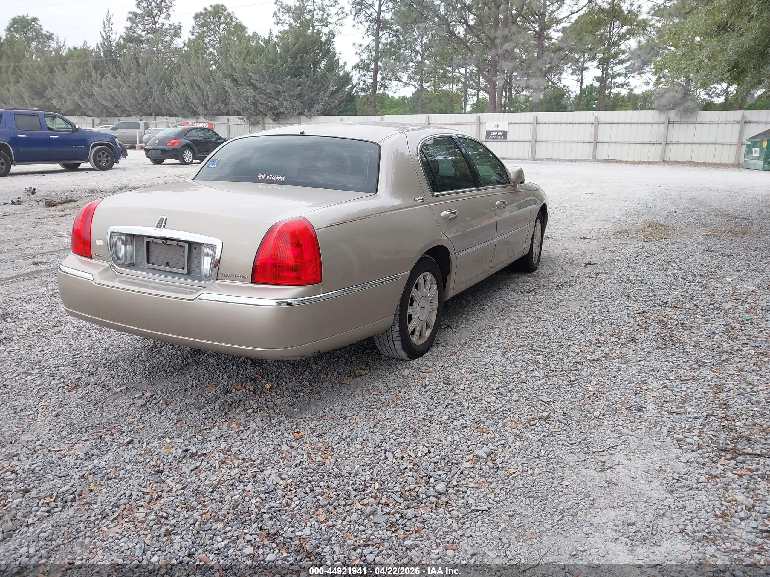 LINCOLN TOWN image 4