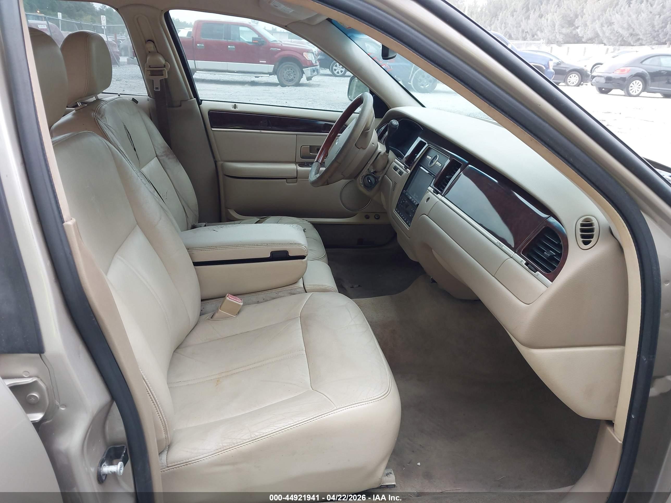 LINCOLN TOWN image 5