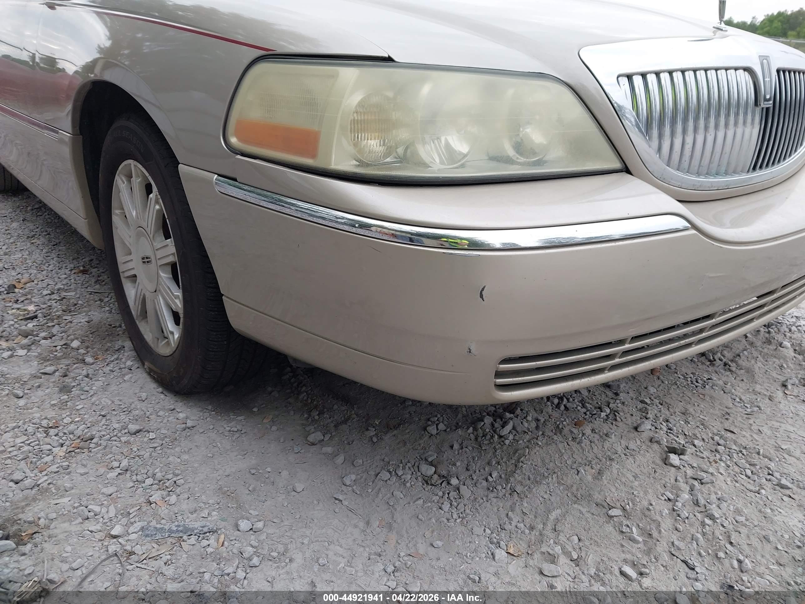 LINCOLN TOWN image 6