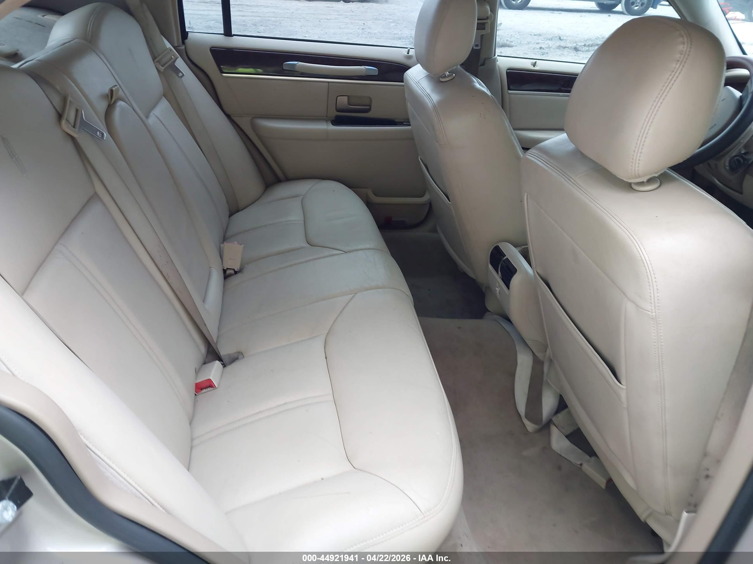 LINCOLN TOWN image 8