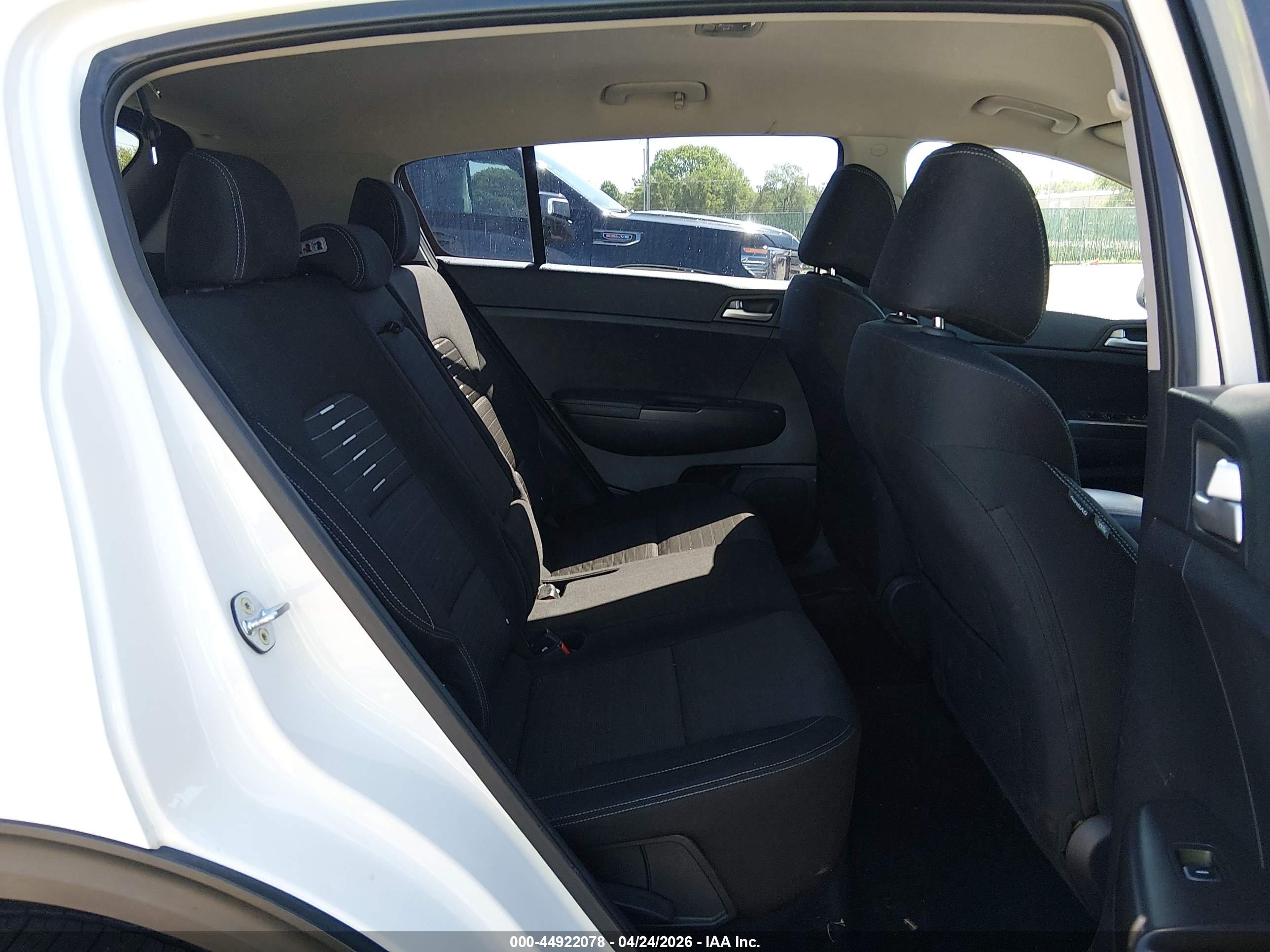 KIA SPORTAGE image 8
