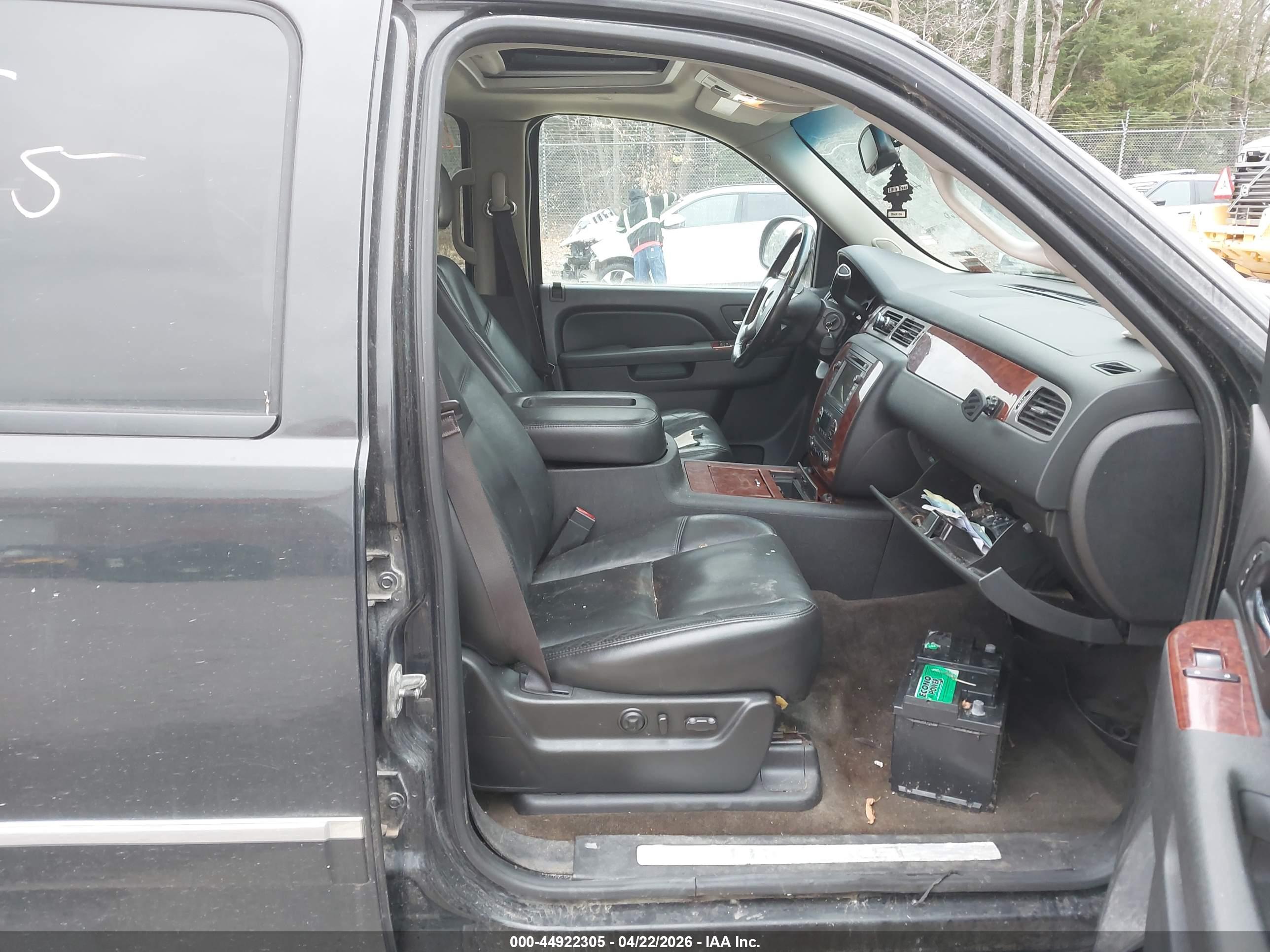 CHEVROLET SUBURBAN image 5