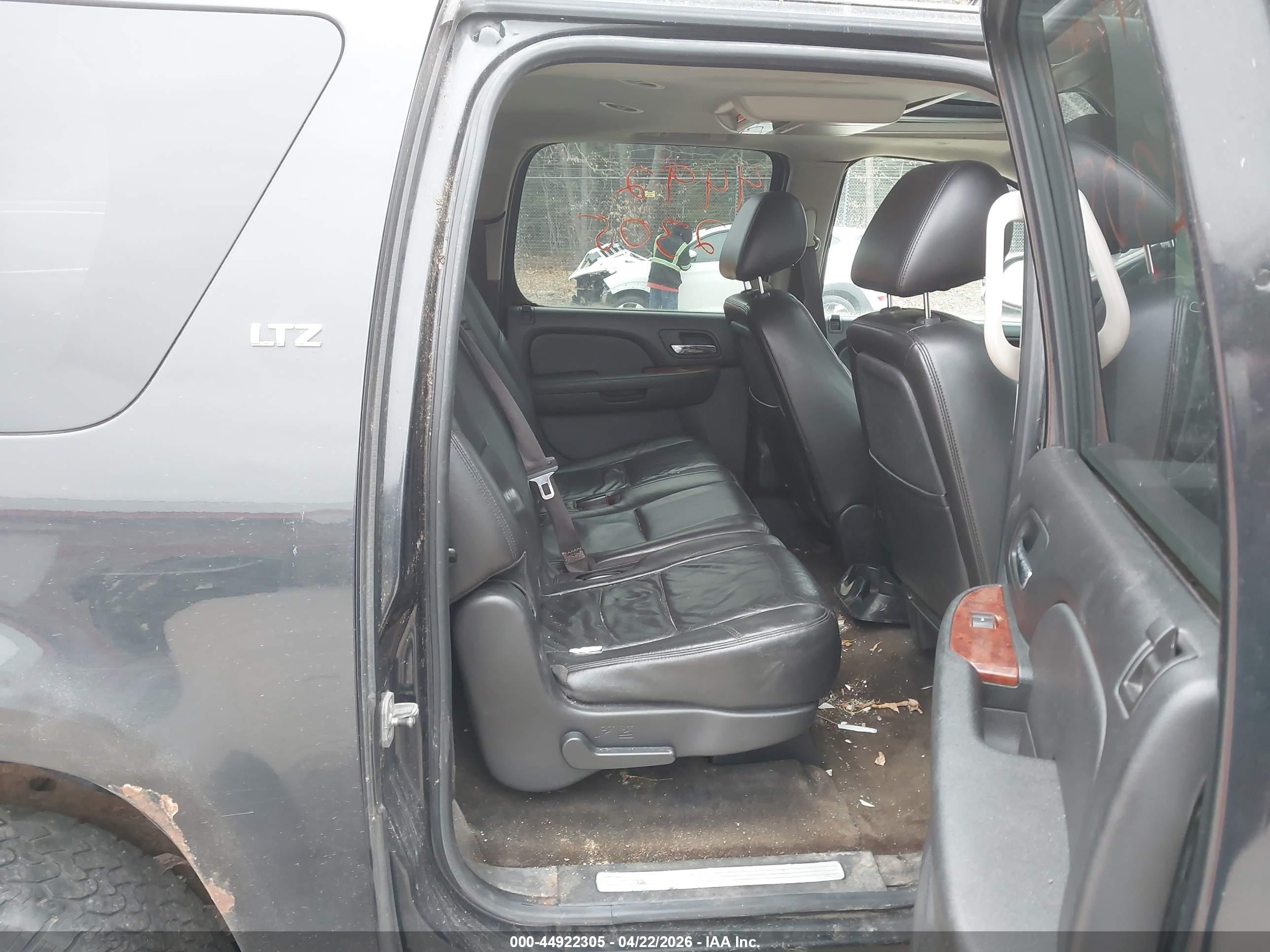 CHEVROLET SUBURBAN image 8