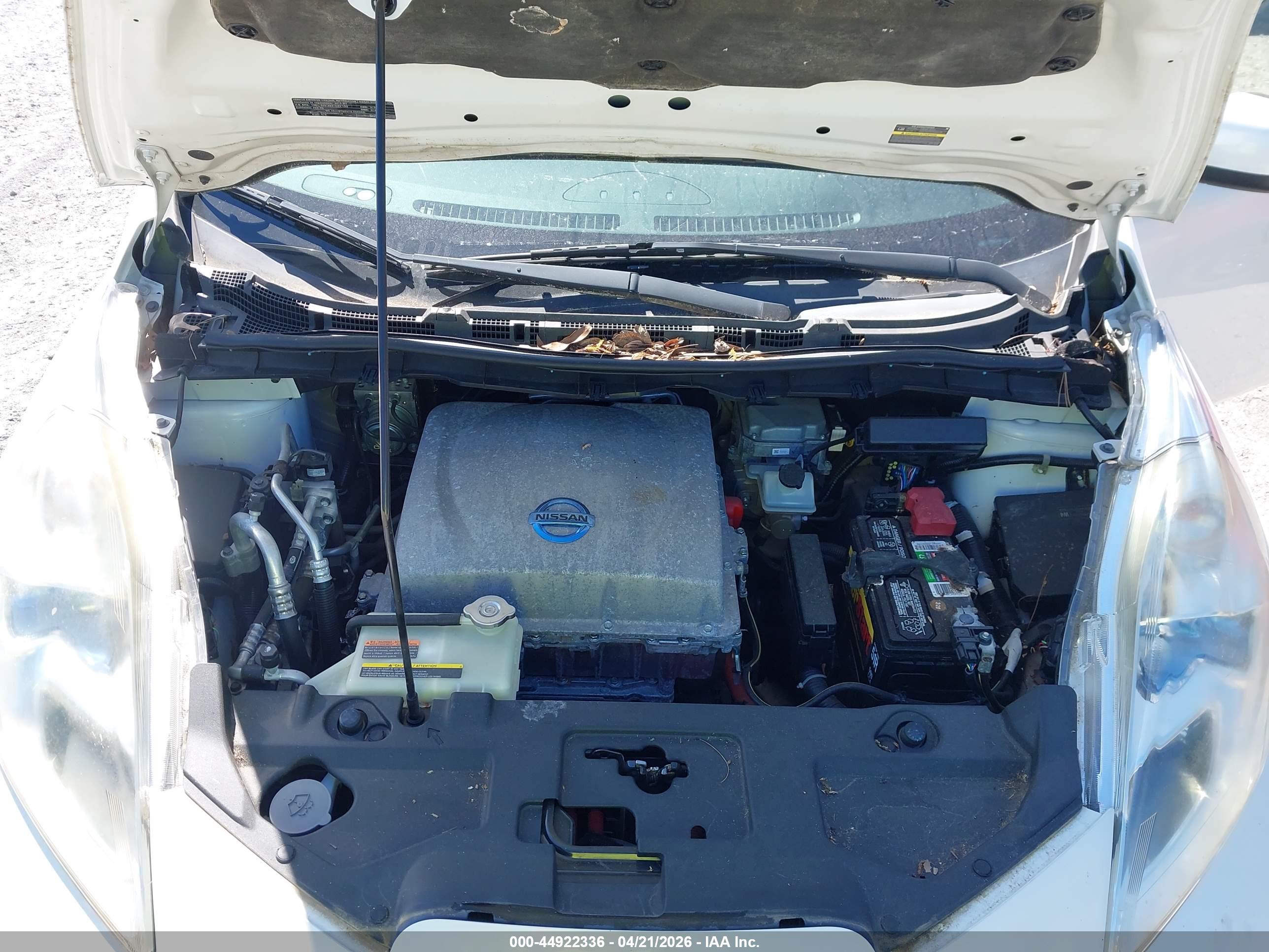 NISSAN LEAF image 10