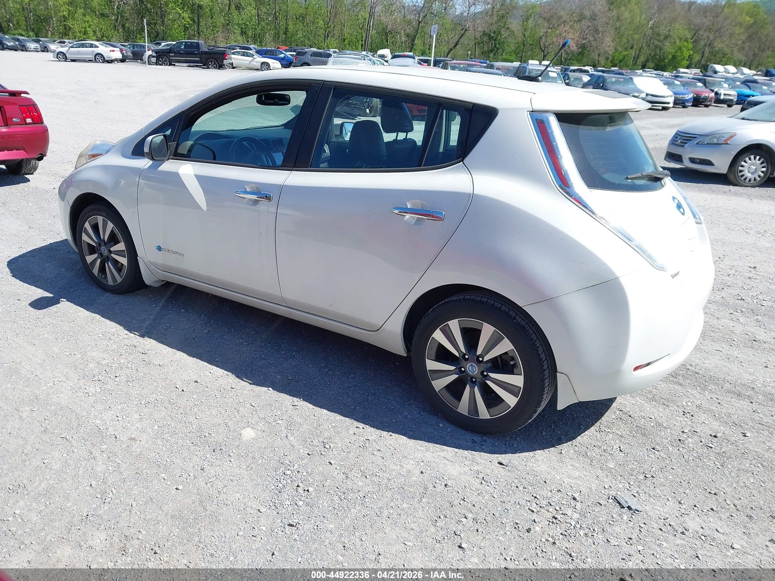 NISSAN LEAF image 3