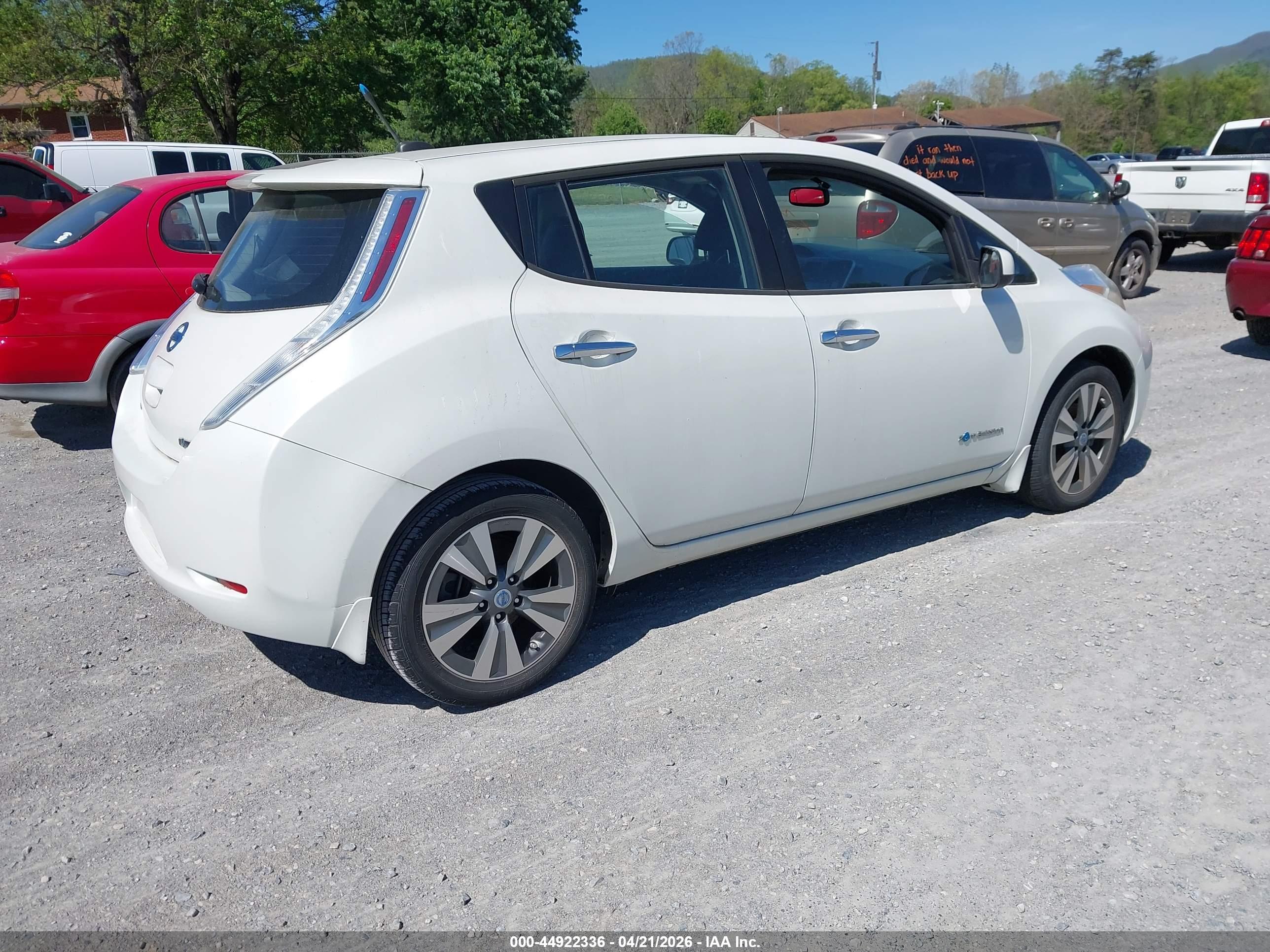 NISSAN LEAF image 4
