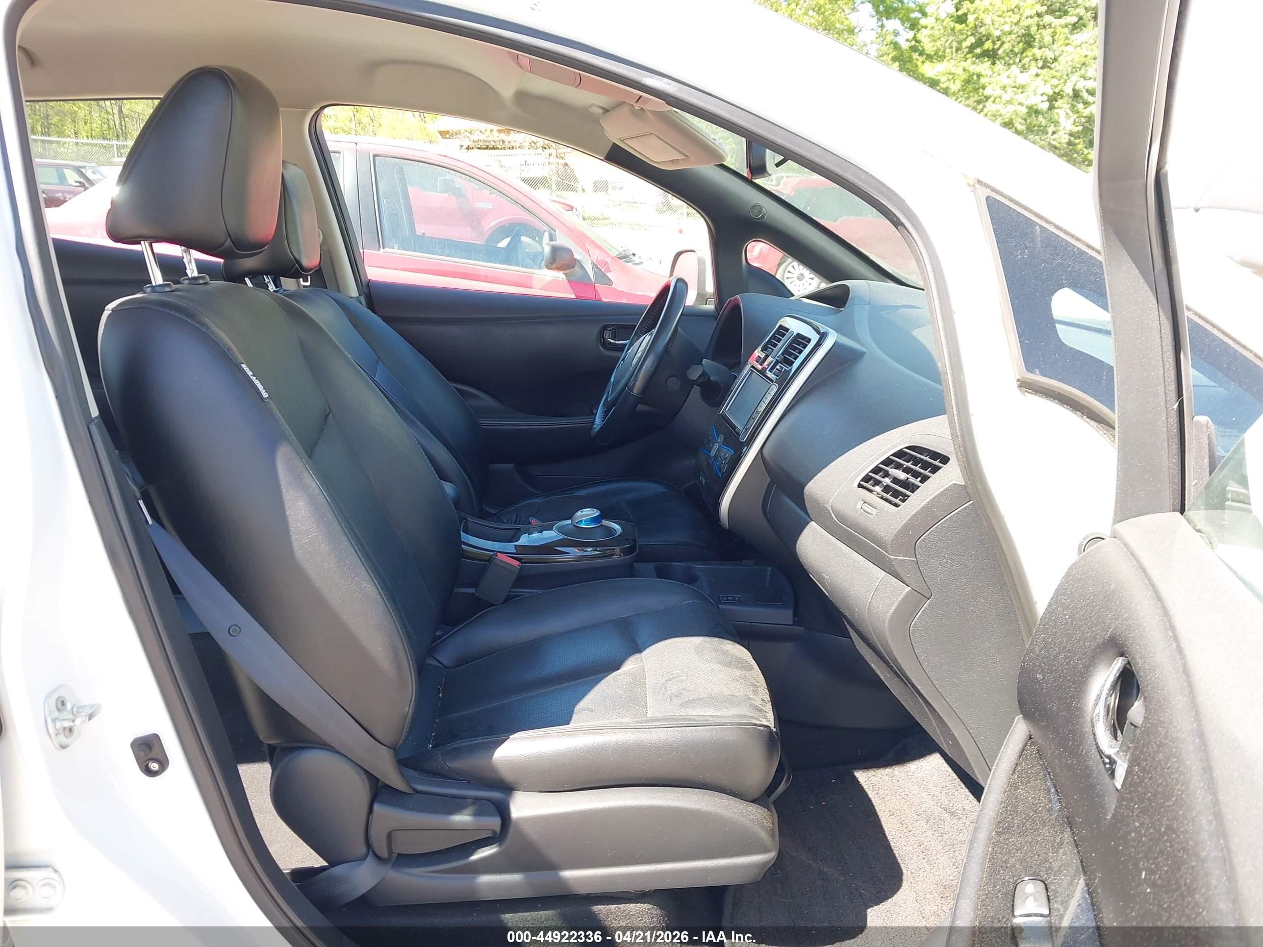 NISSAN LEAF image 5