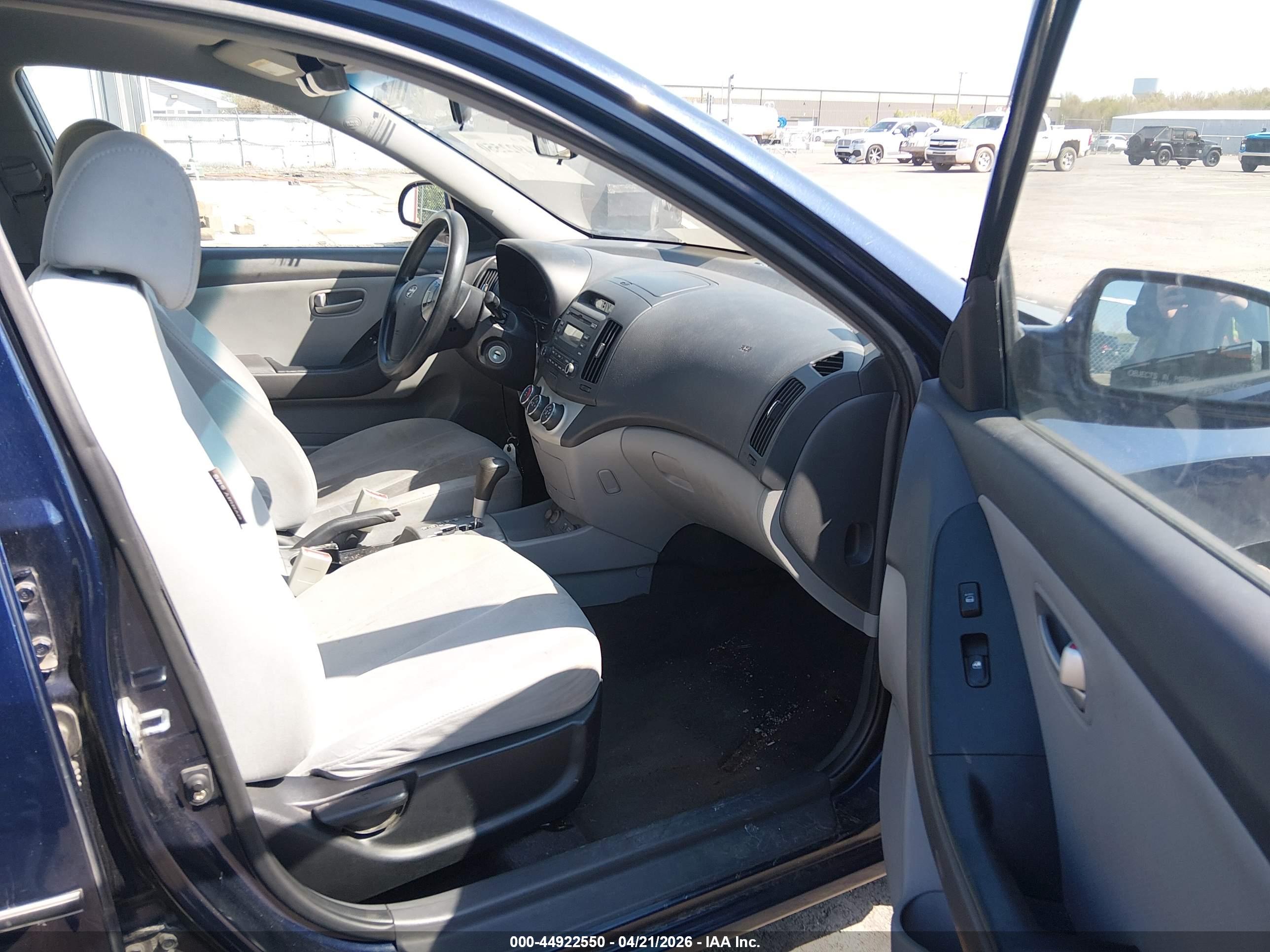 HYUNDAI ELANTRA image 5