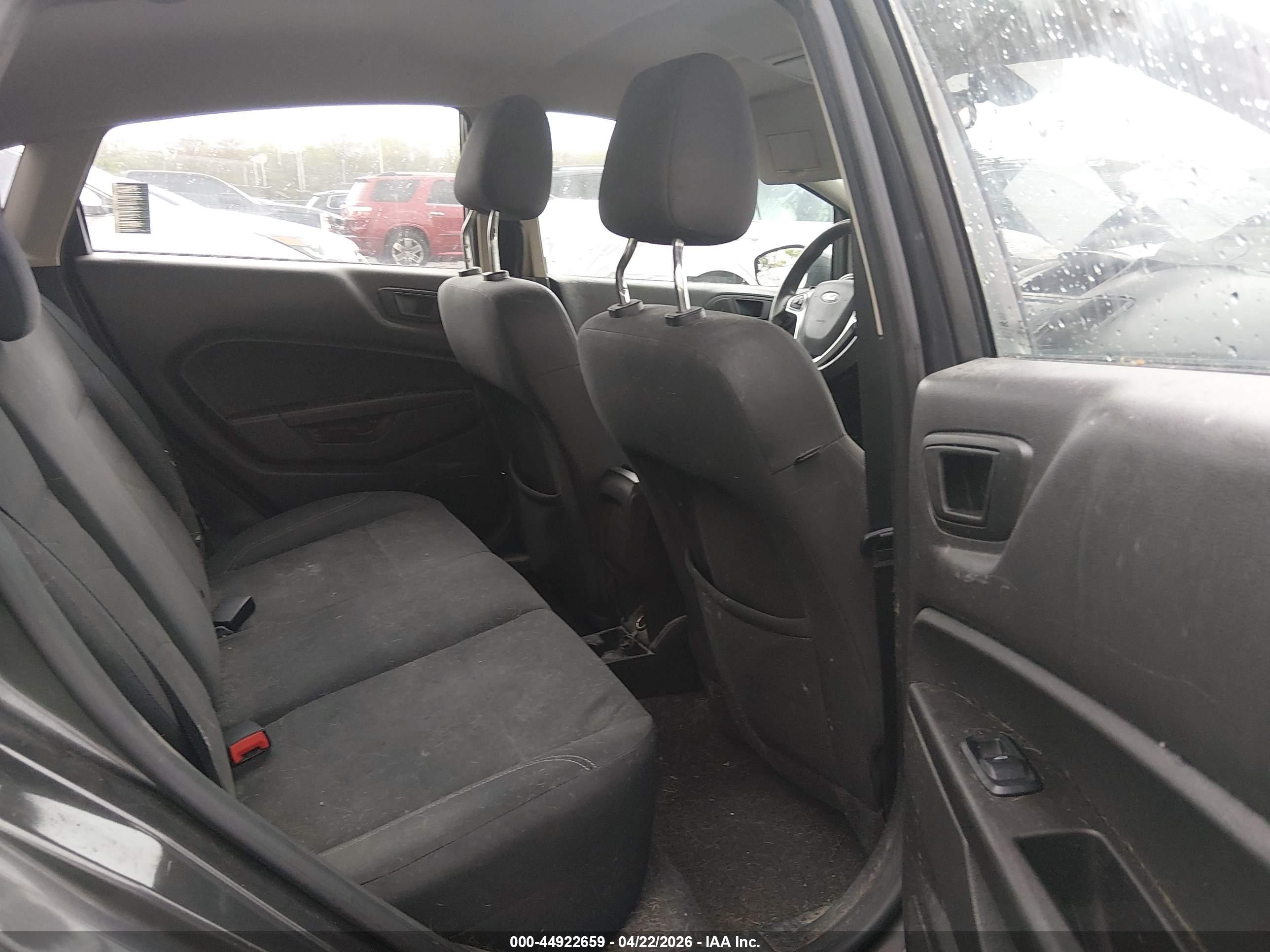 FORD FIESTA image 8