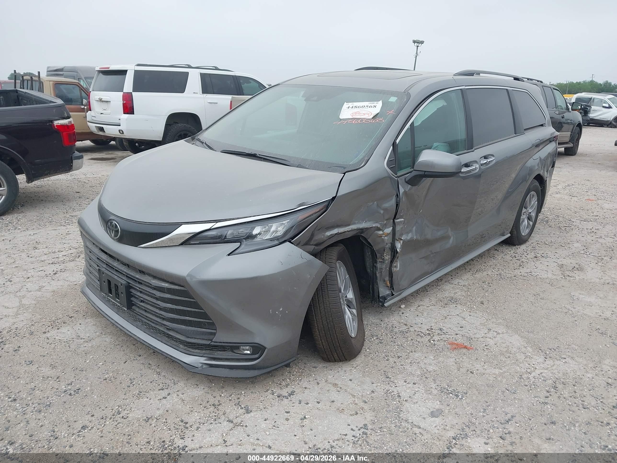 TOYOTA SIENNA image 2
