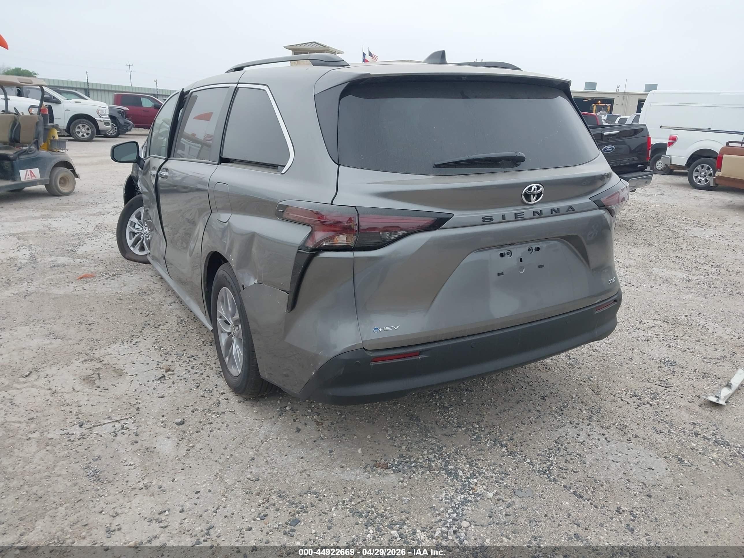 TOYOTA SIENNA image 3