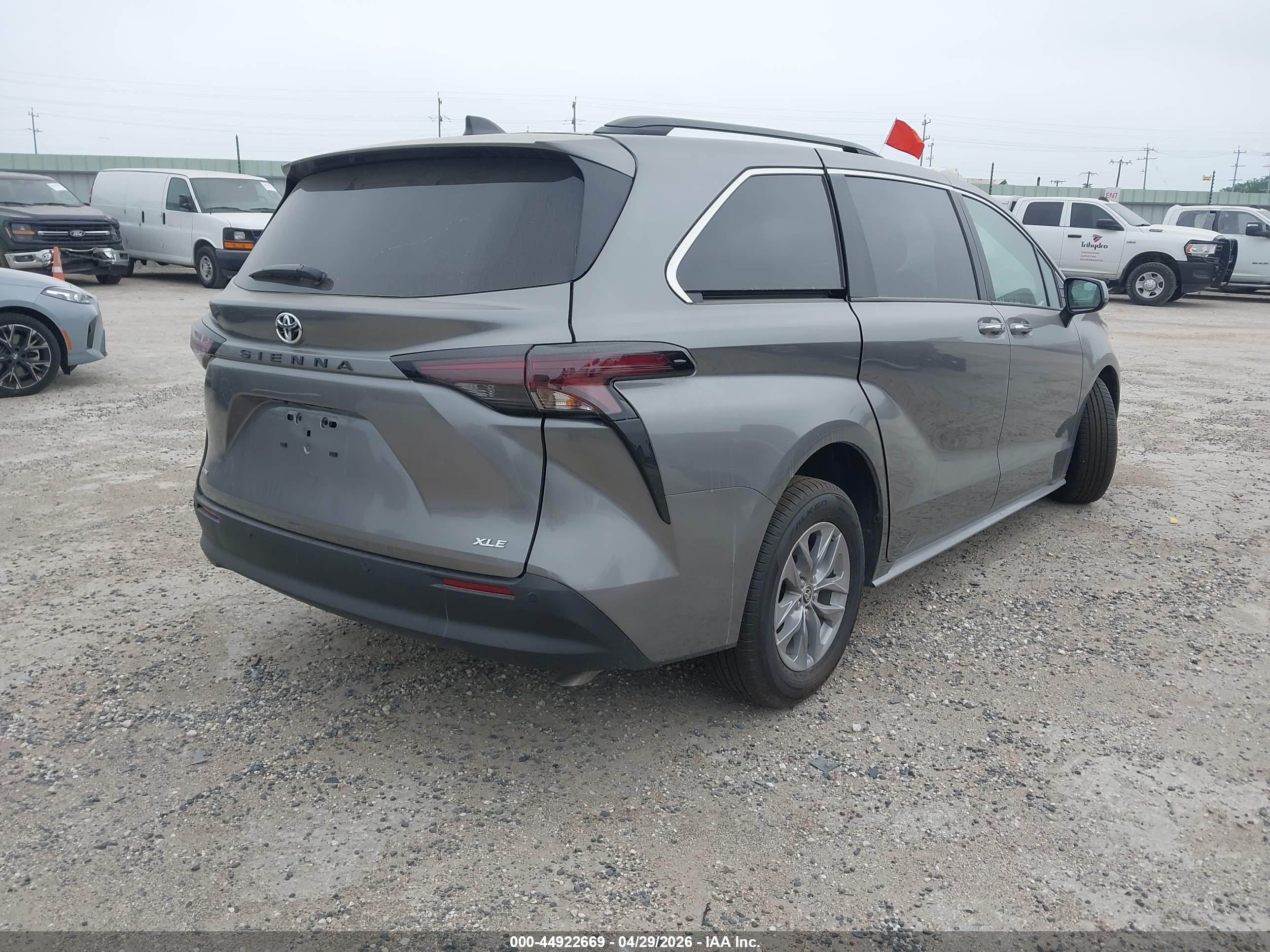 TOYOTA SIENNA image 4