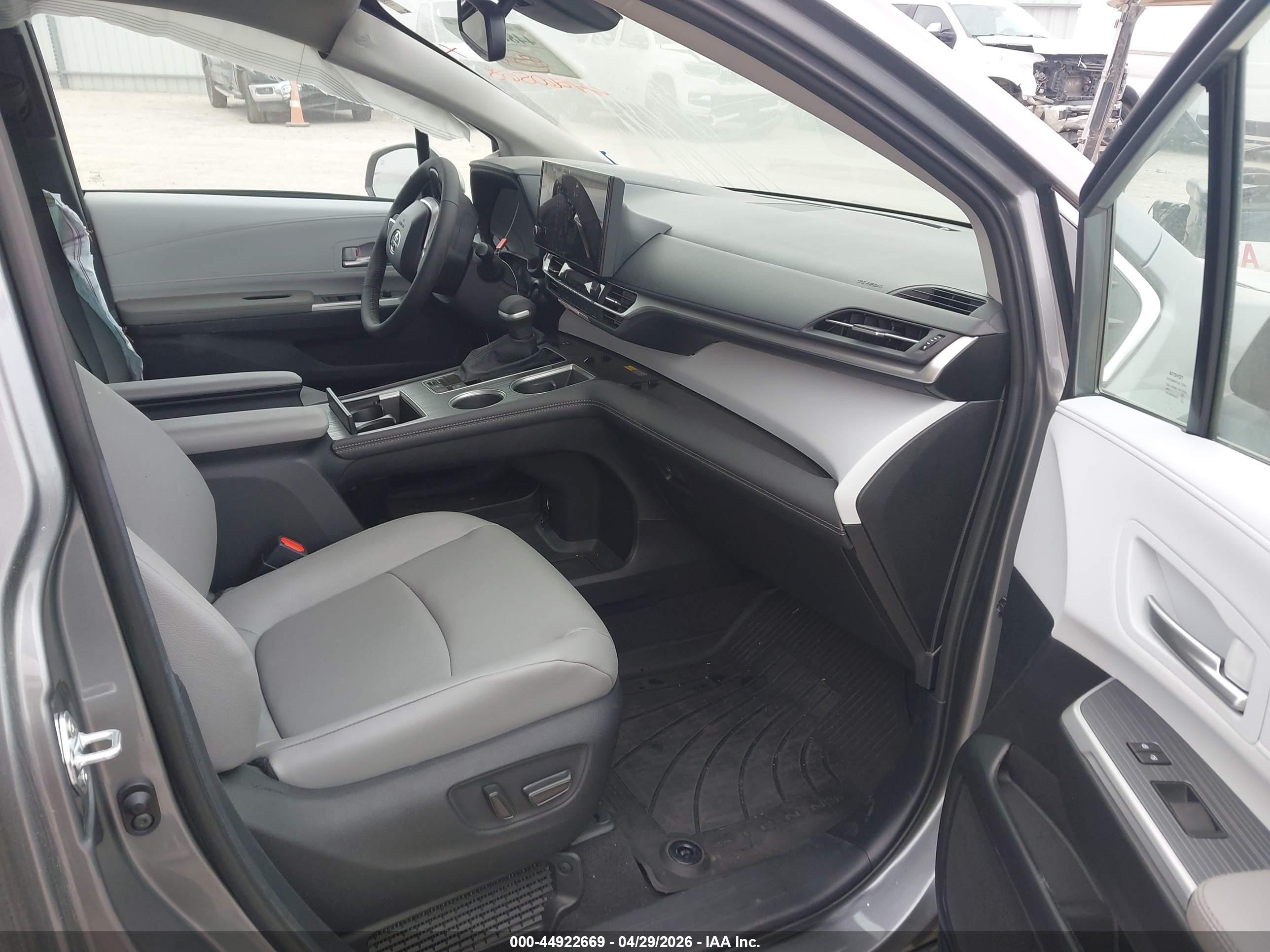 TOYOTA SIENNA image 5