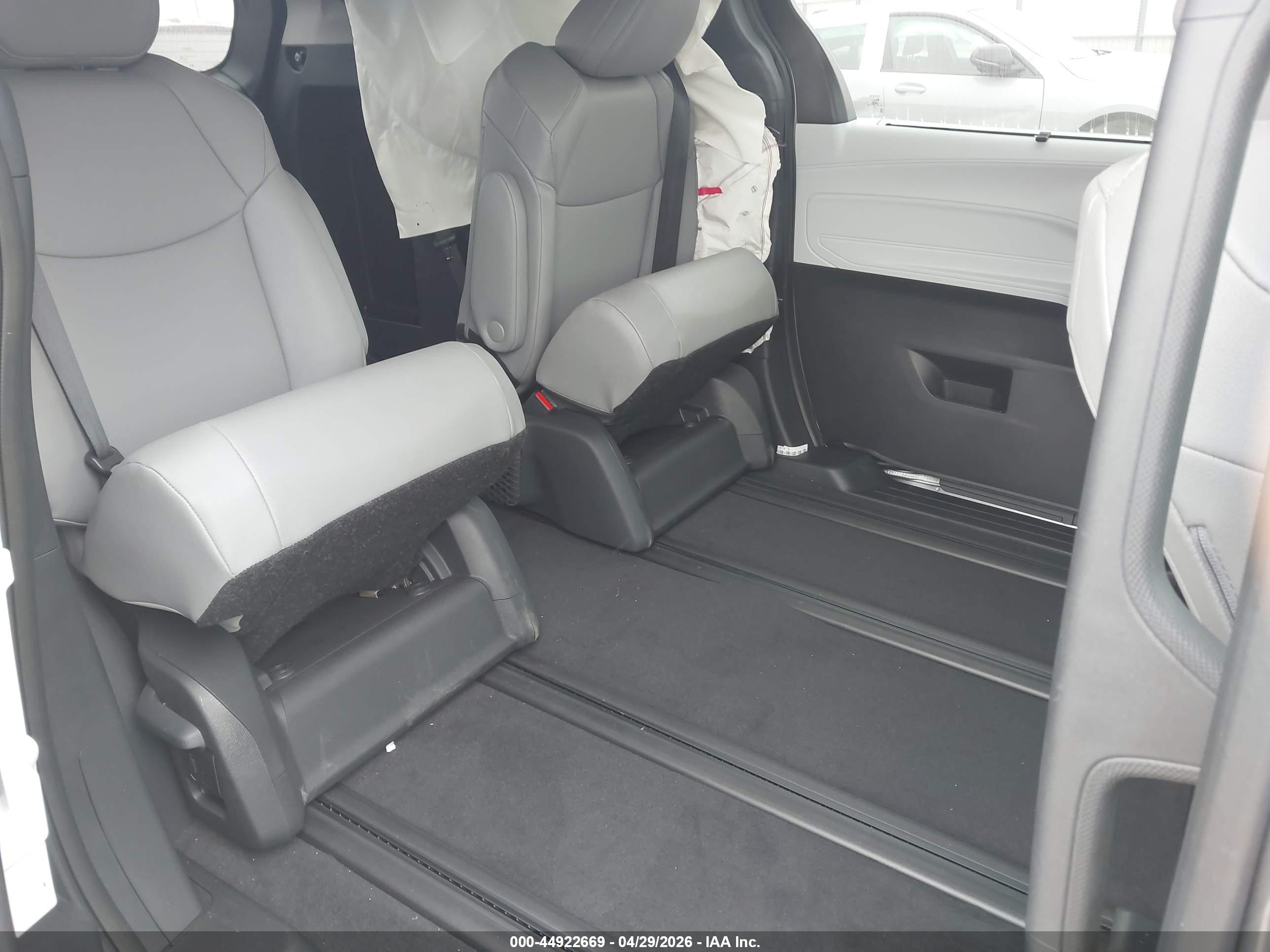 TOYOTA SIENNA image 8
