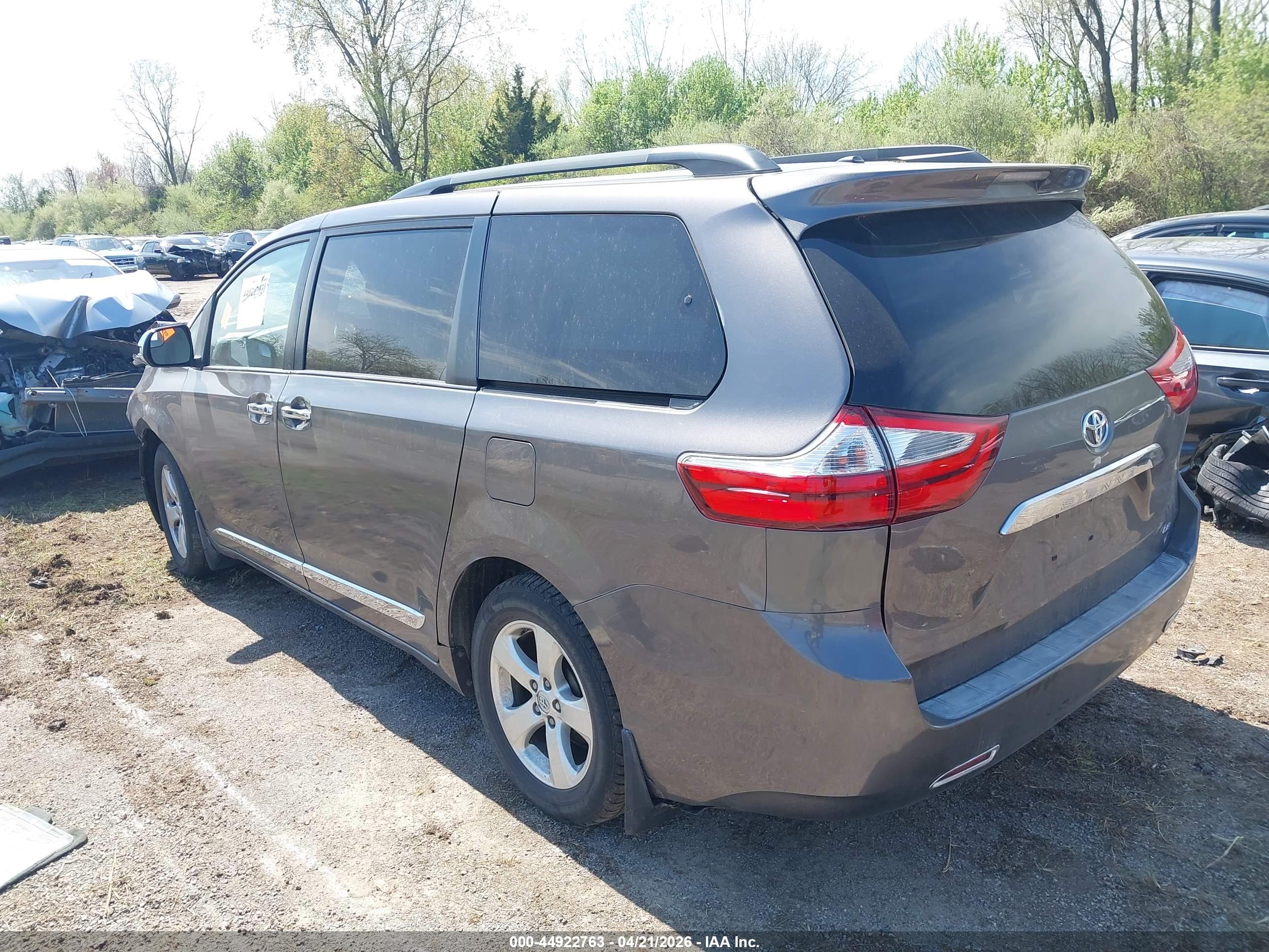 TOYOTA SIENNA image 3