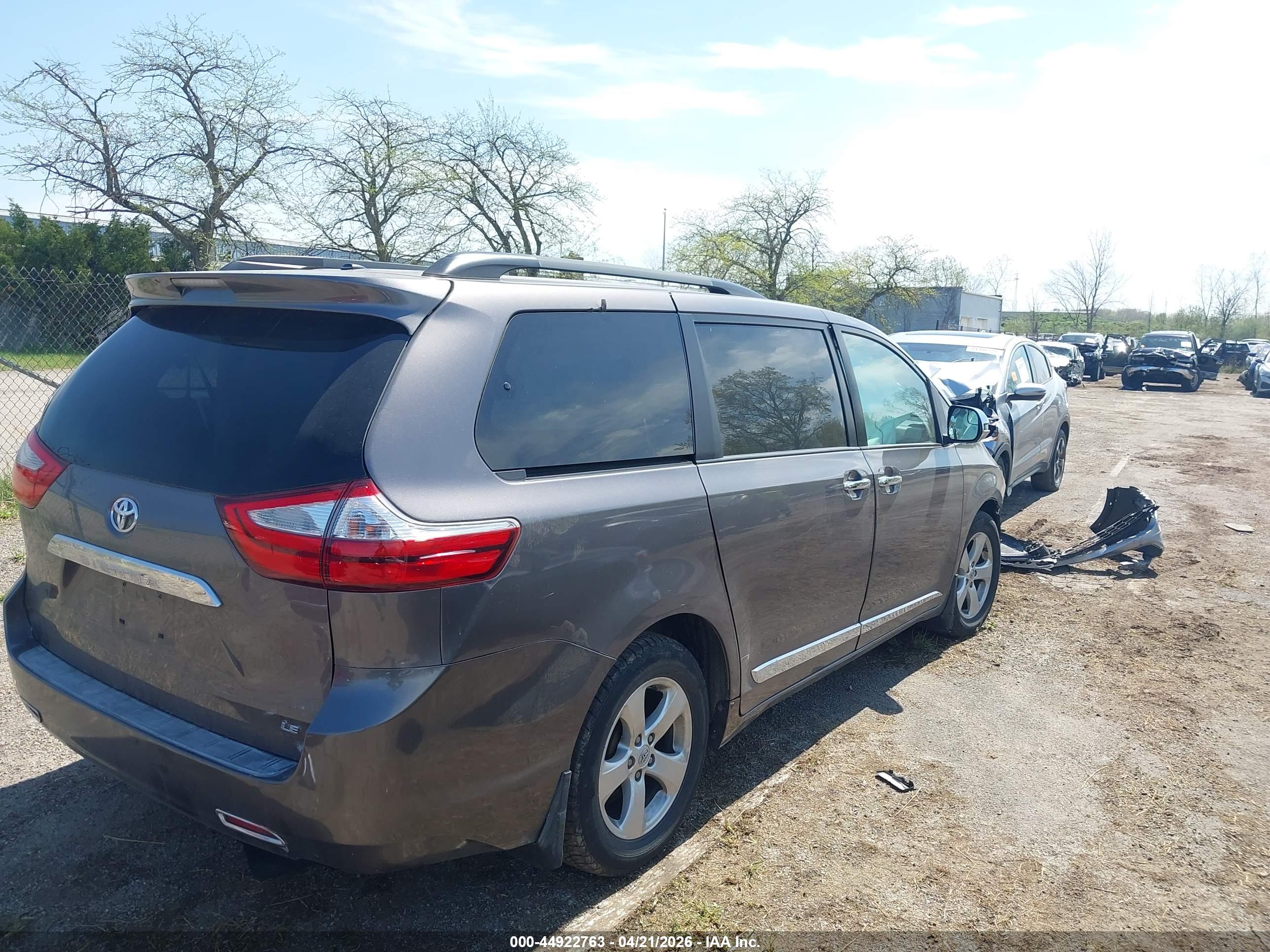 TOYOTA SIENNA image 4