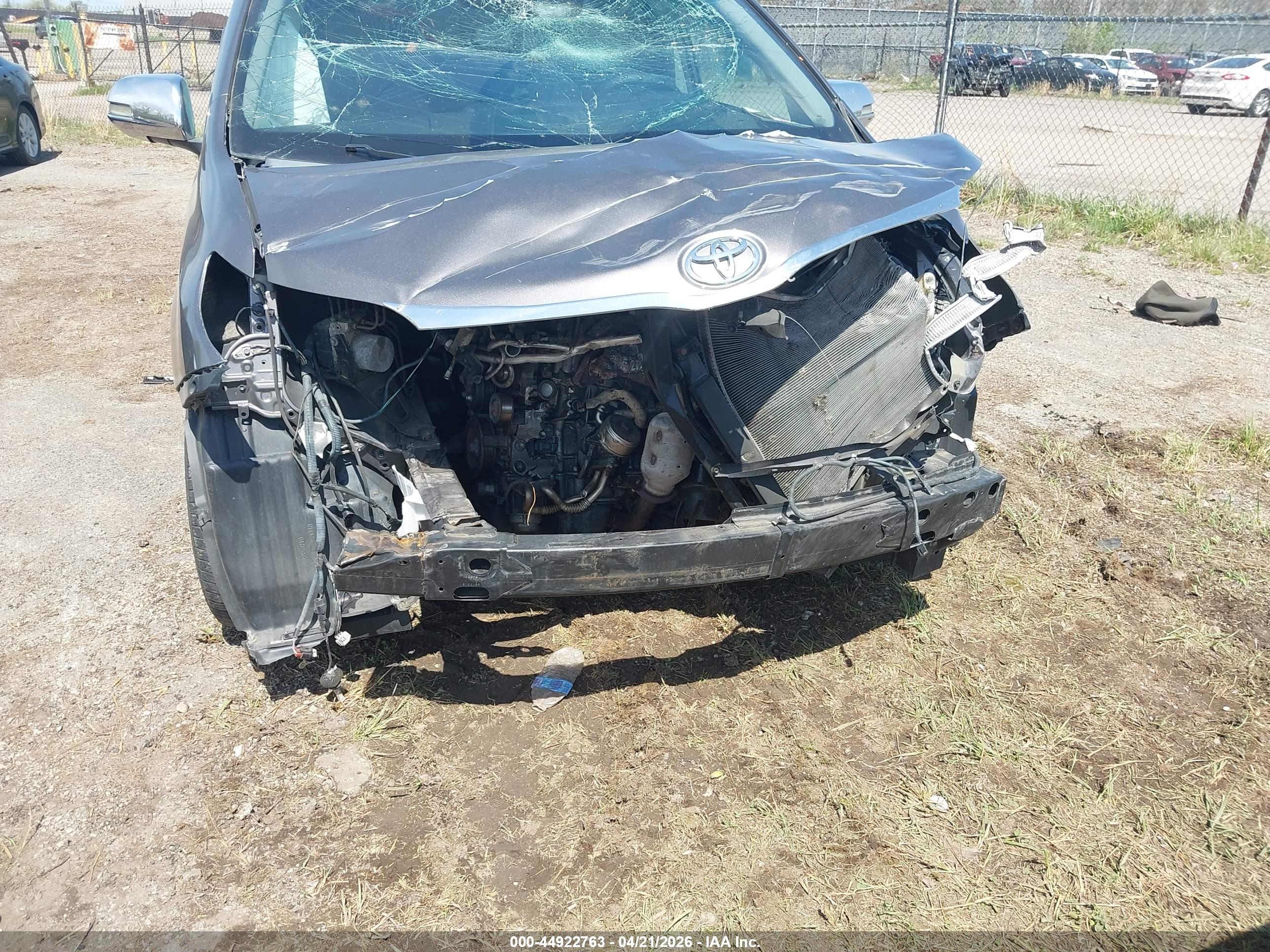 TOYOTA SIENNA image 6