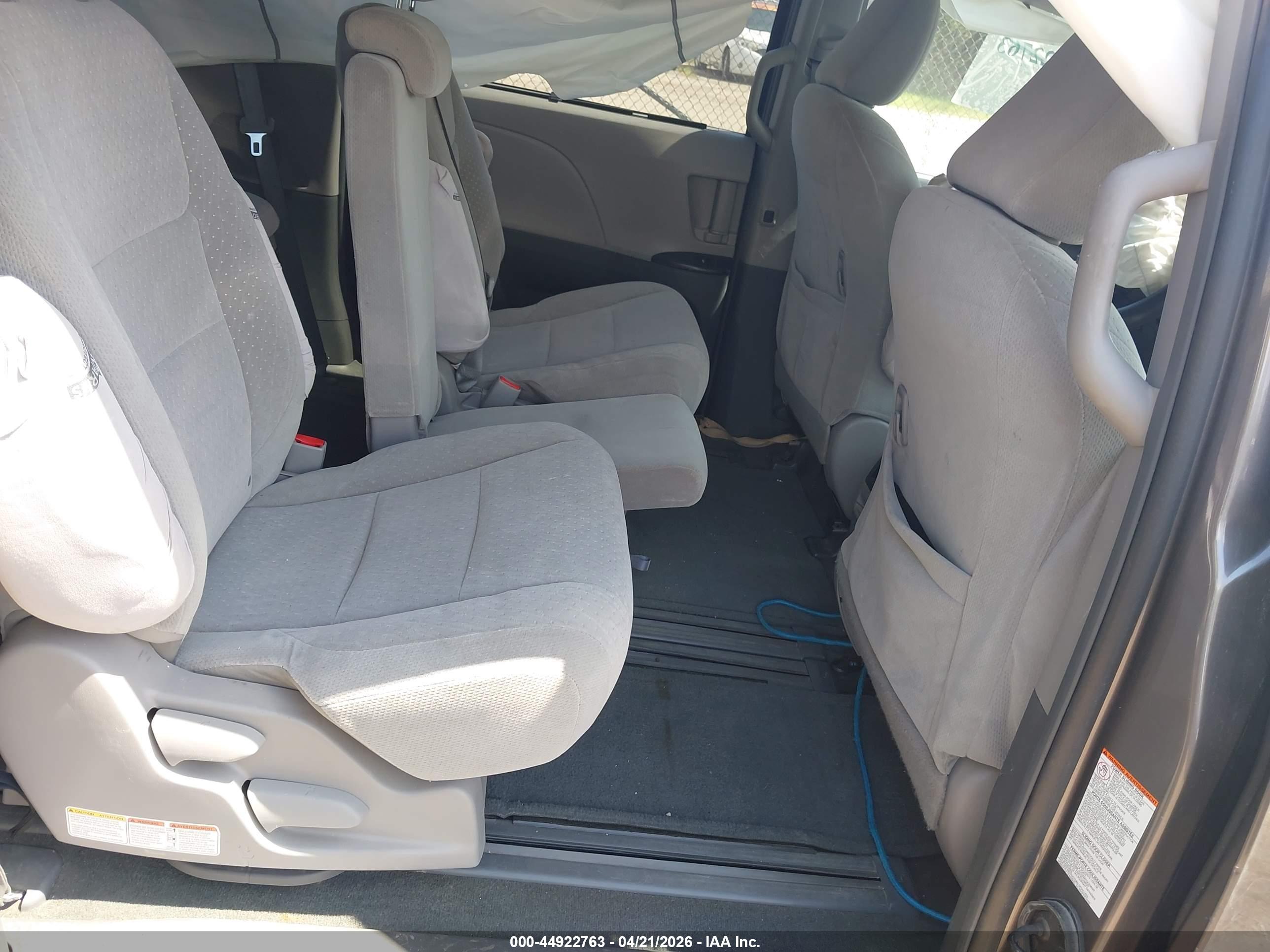 TOYOTA SIENNA image 8