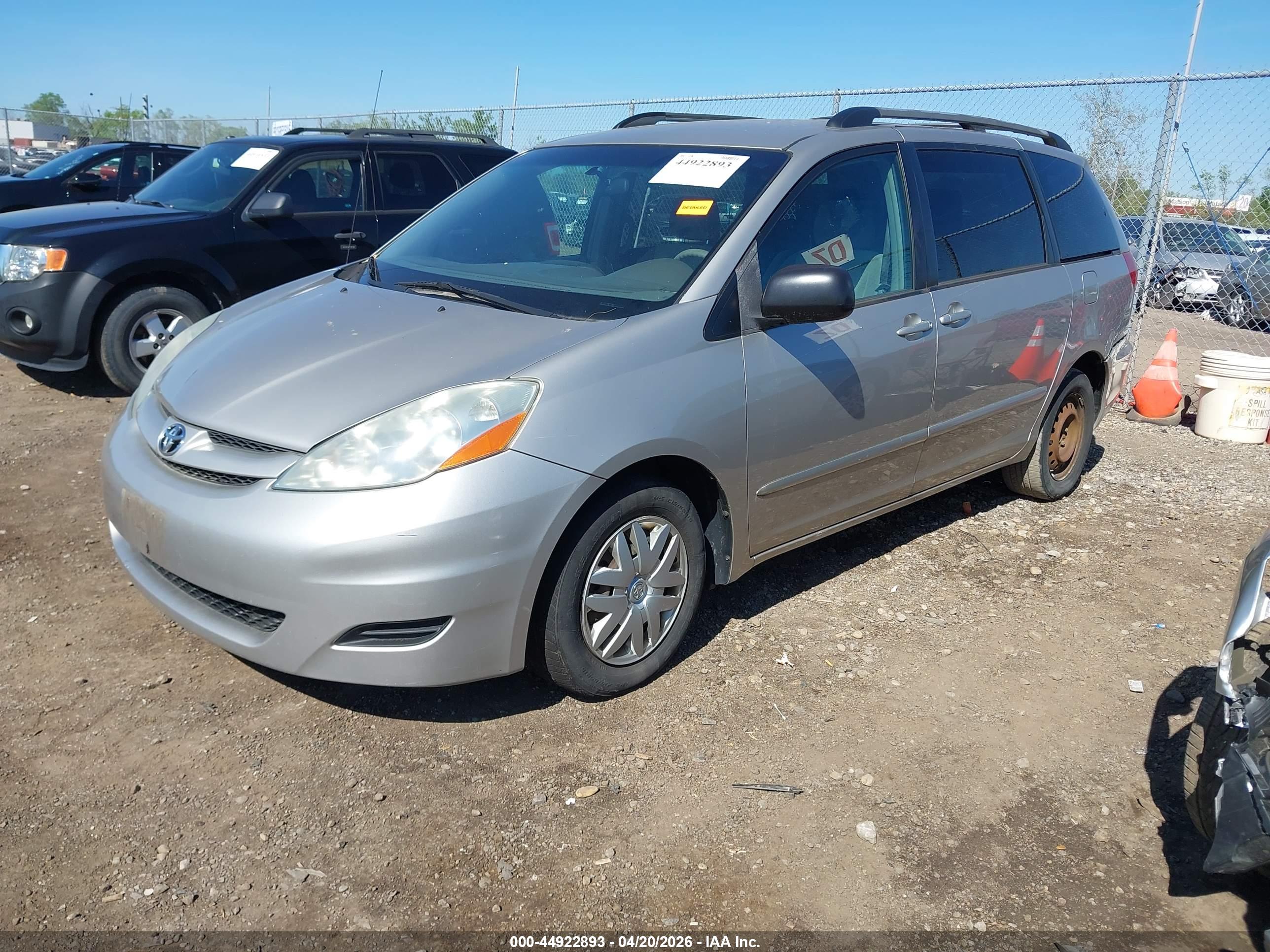 TOYOTA SIENNA image 2
