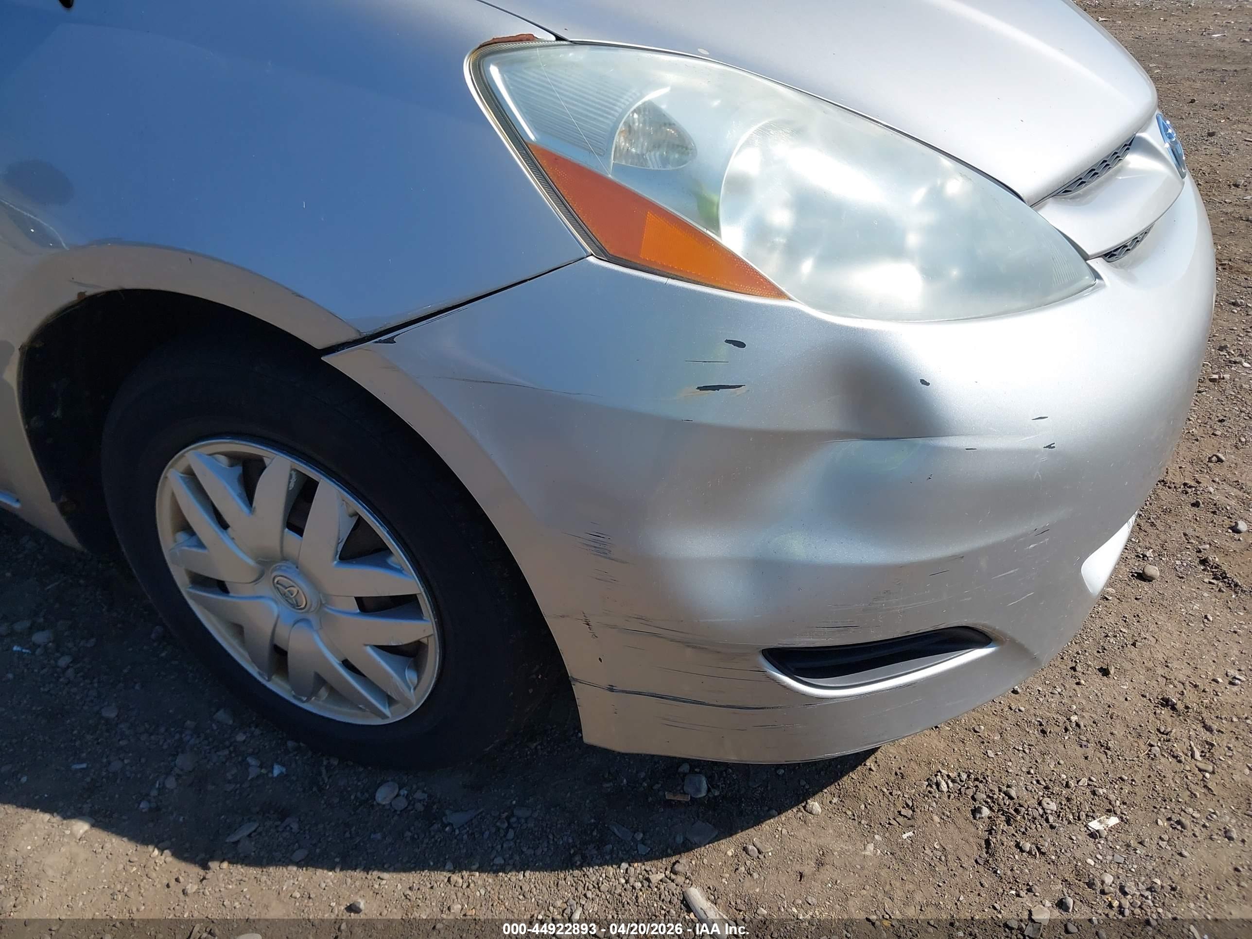 TOYOTA SIENNA image 6
