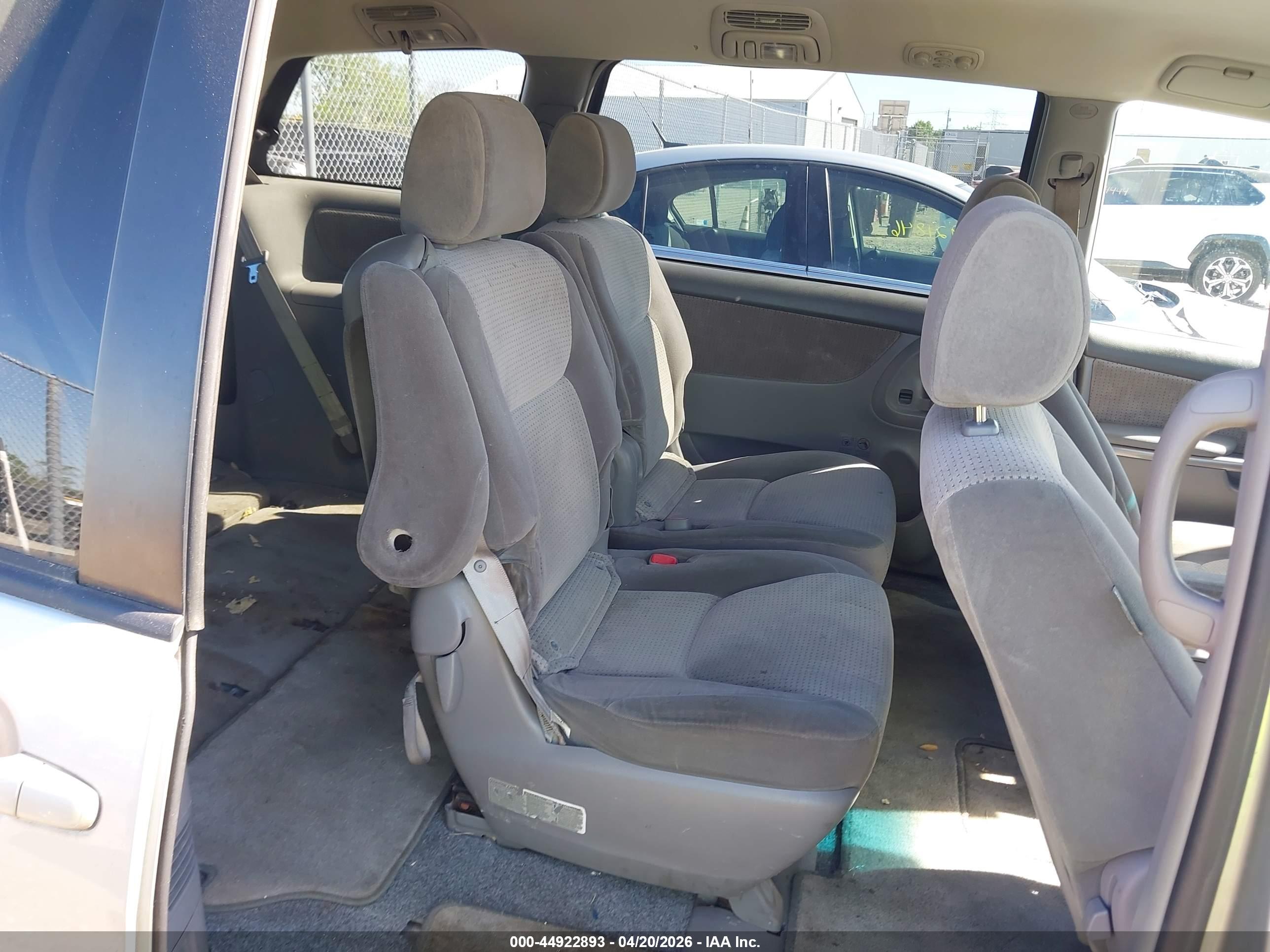TOYOTA SIENNA image 8