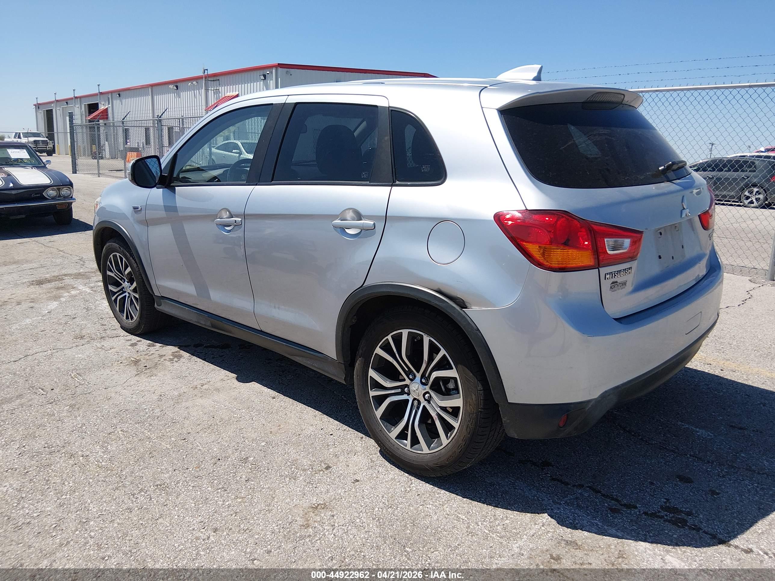MITSUBISHI OUTLANDER image 3