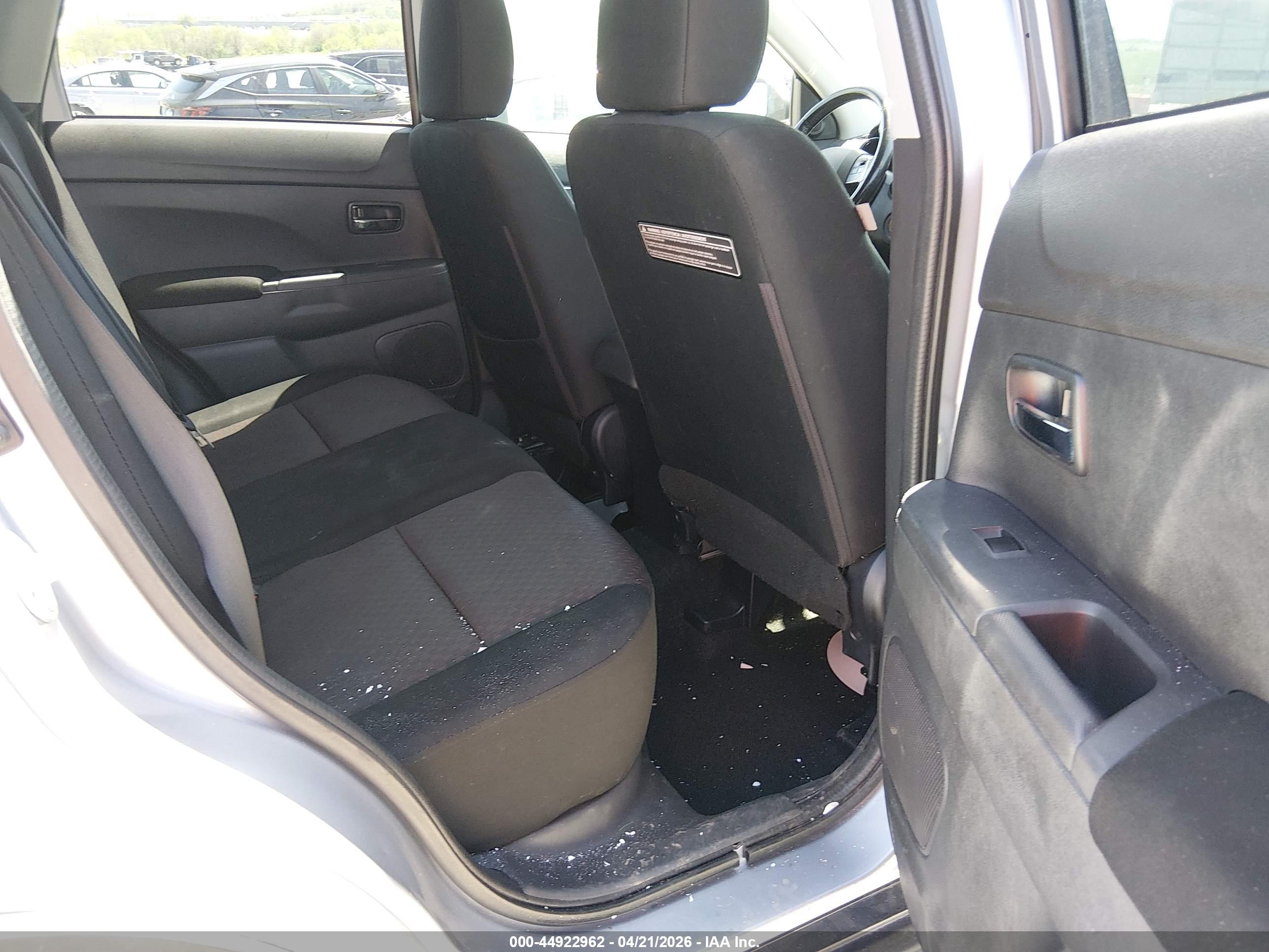 MITSUBISHI OUTLANDER image 8