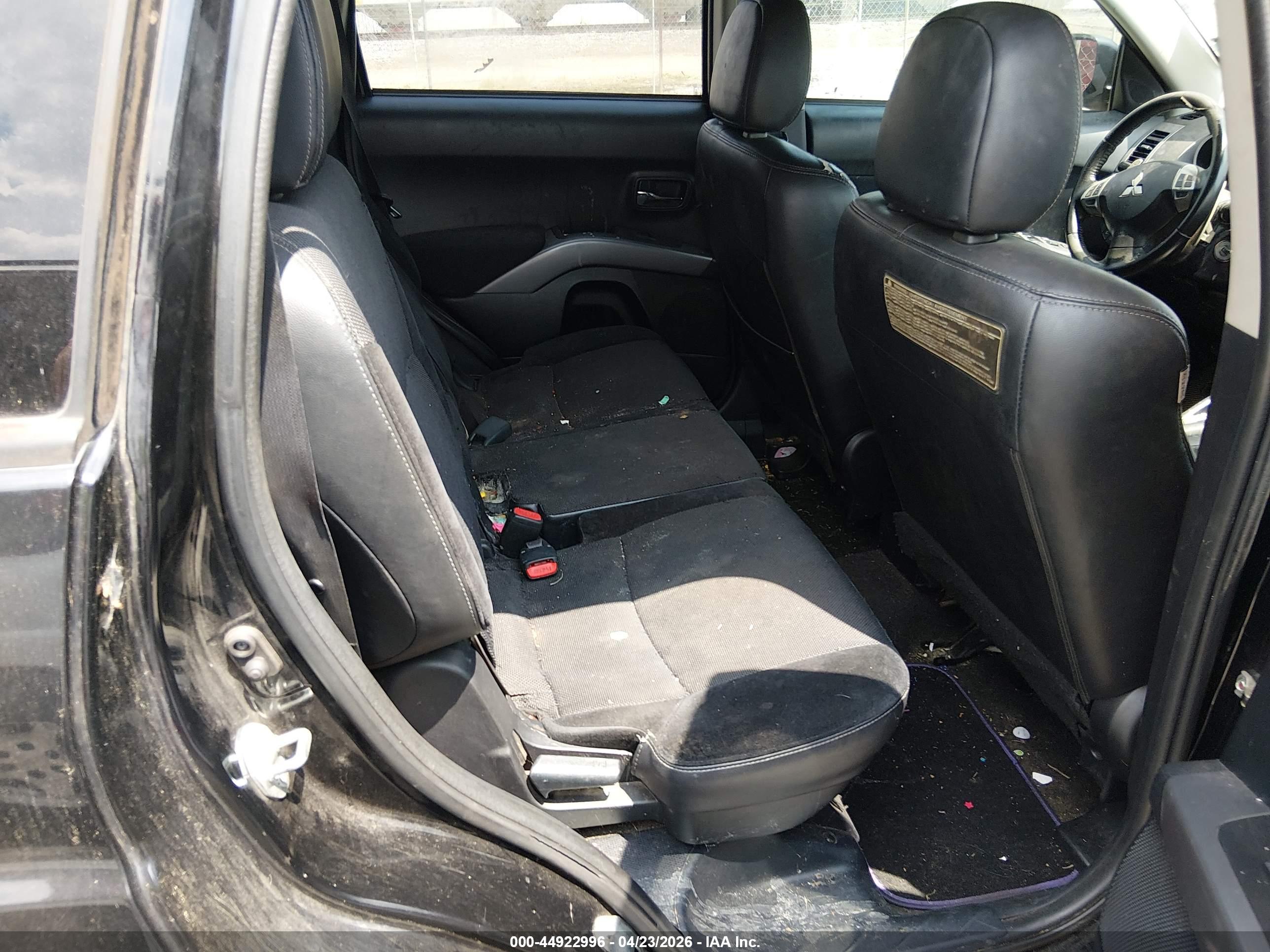 MITSUBISHI OUTLANDER image 8