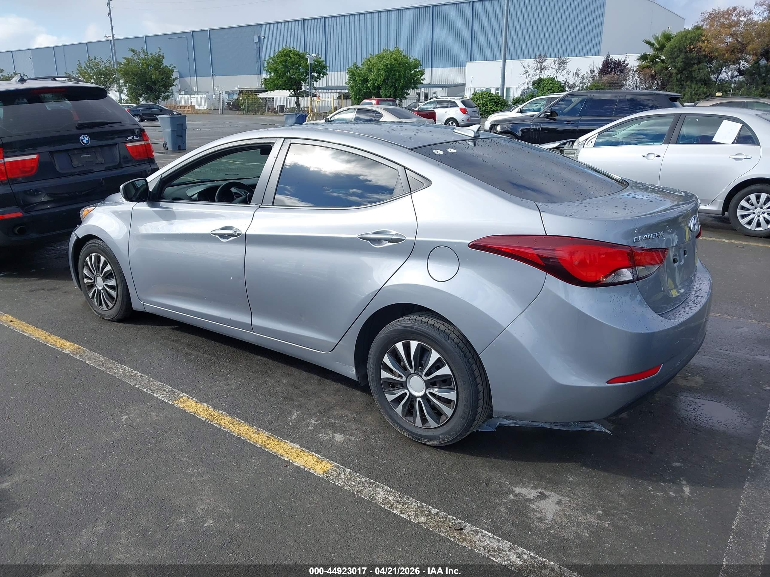 HYUNDAI ELANTRA image 3