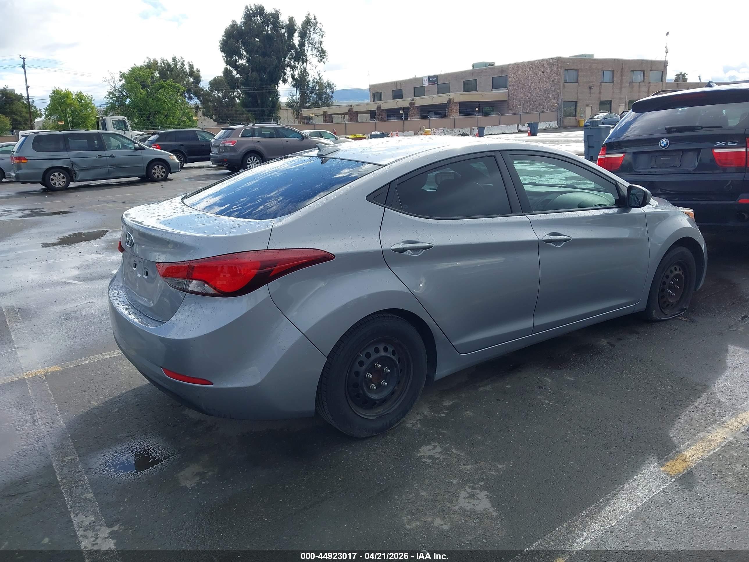 HYUNDAI ELANTRA image 4