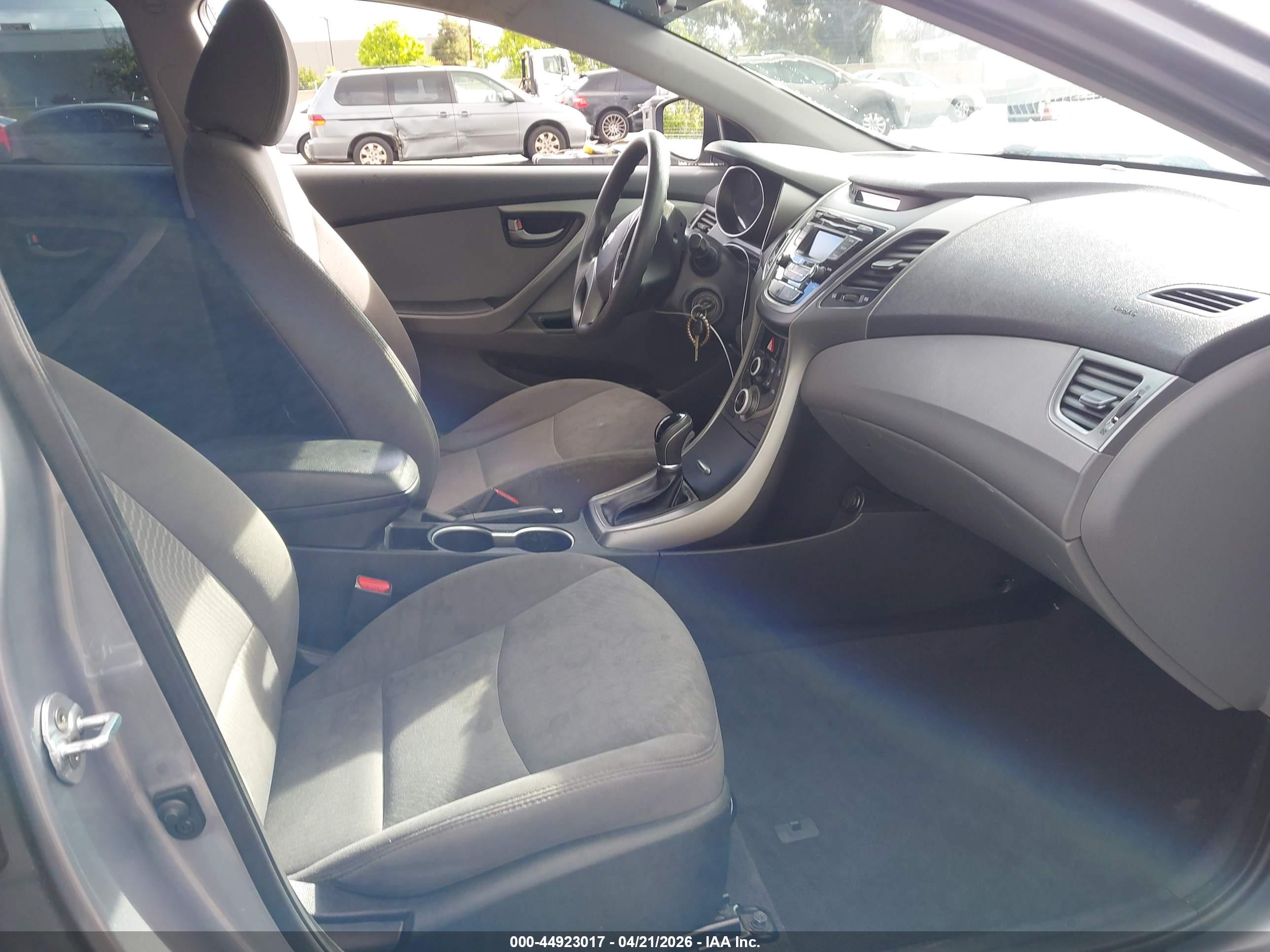 HYUNDAI ELANTRA image 5