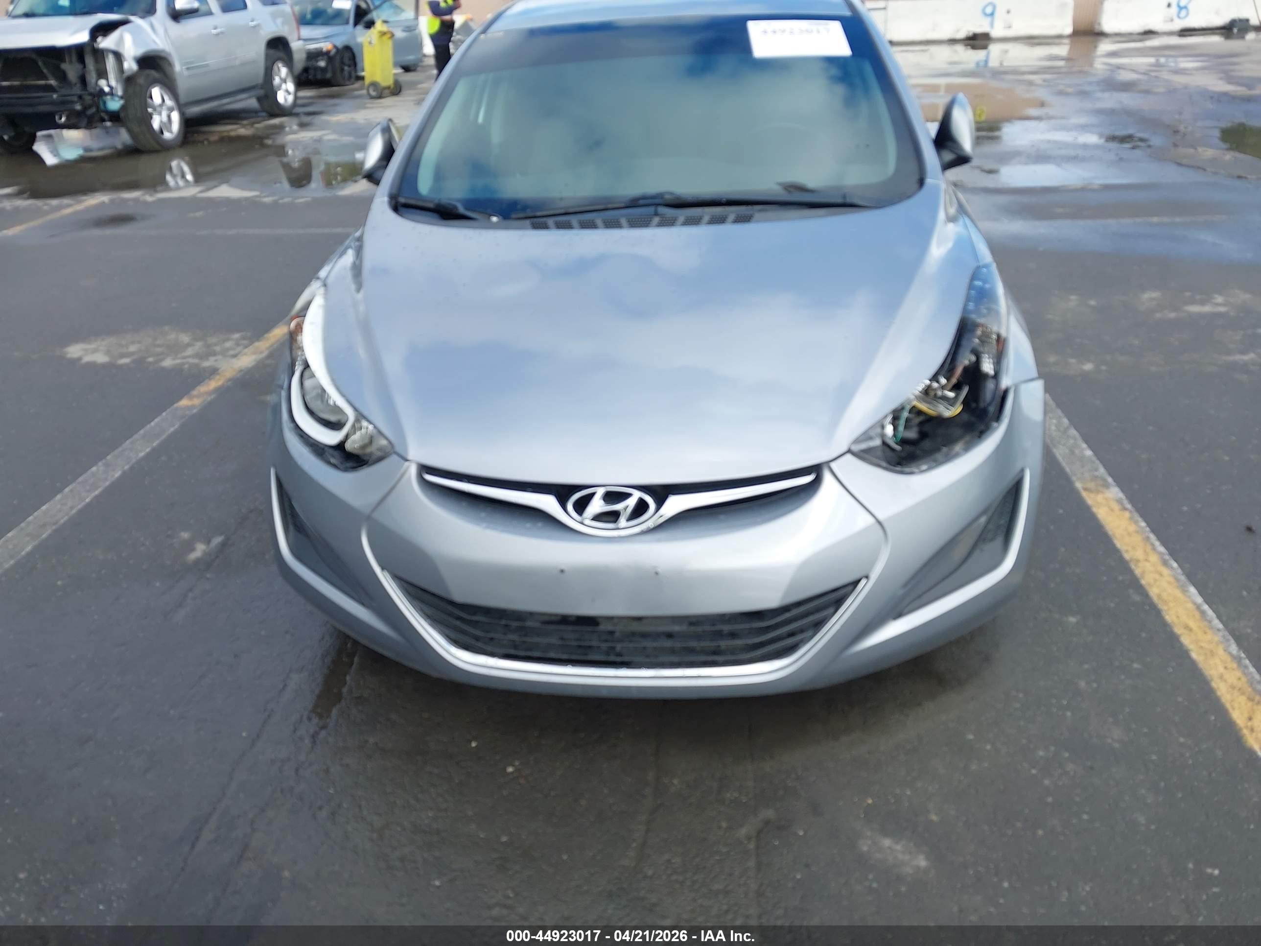 HYUNDAI ELANTRA image 6