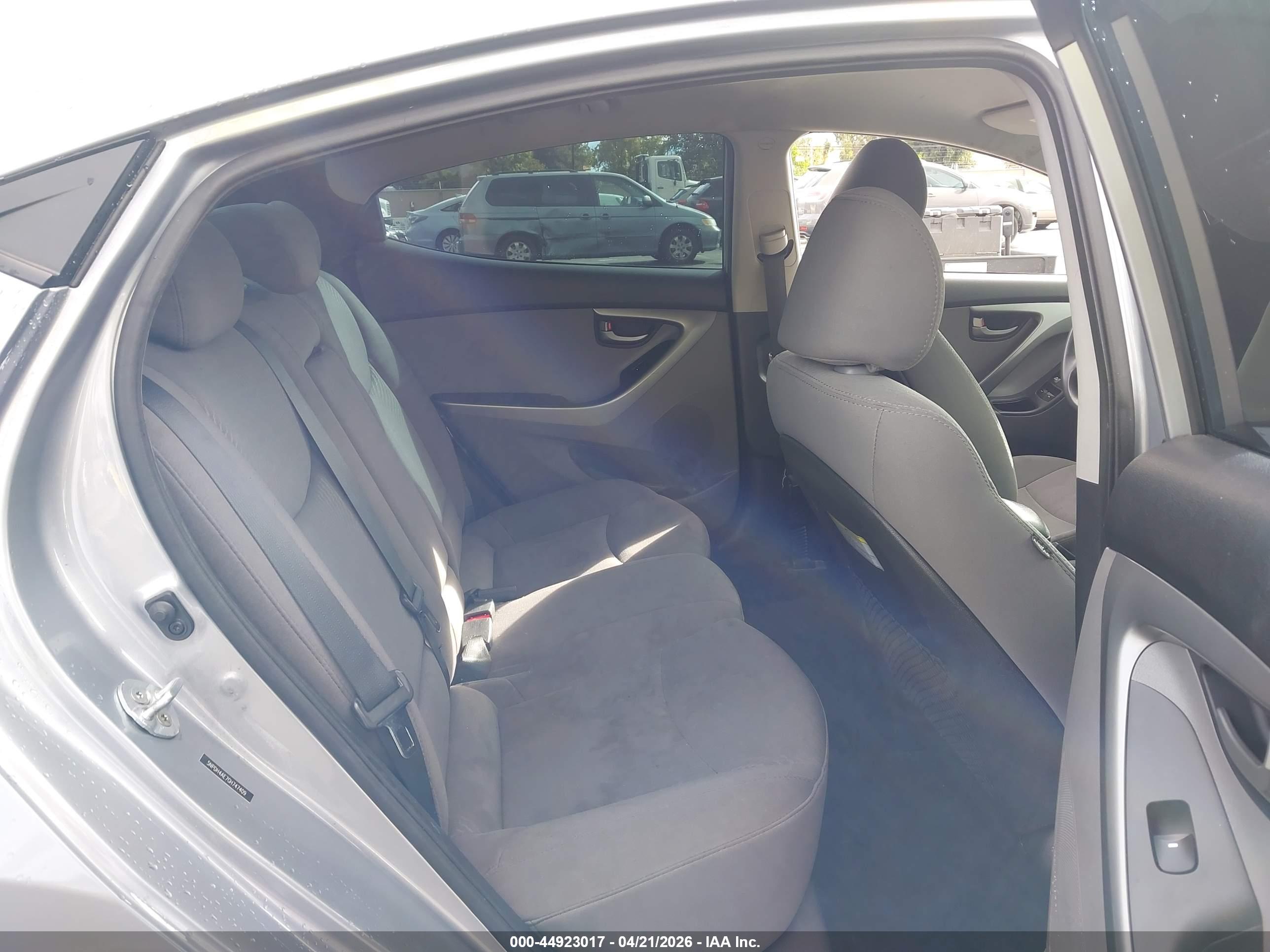 HYUNDAI ELANTRA image 8