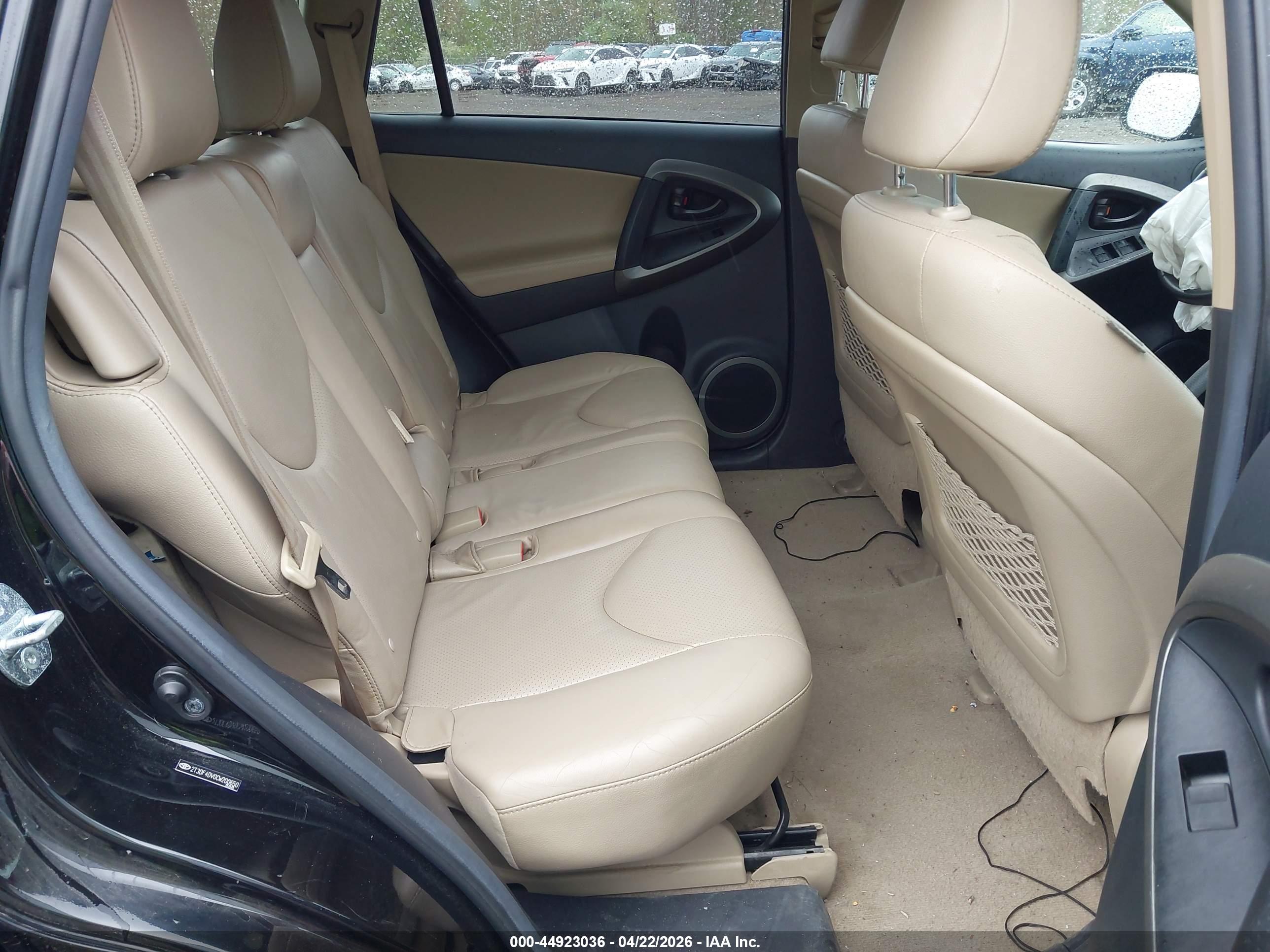 TOYOTA RAV4 image 8