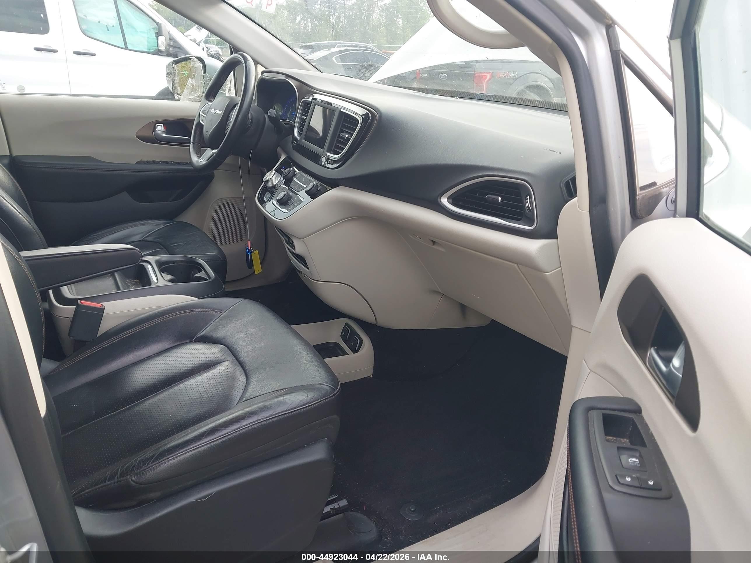 CHRYSLER PACIFICA image 5