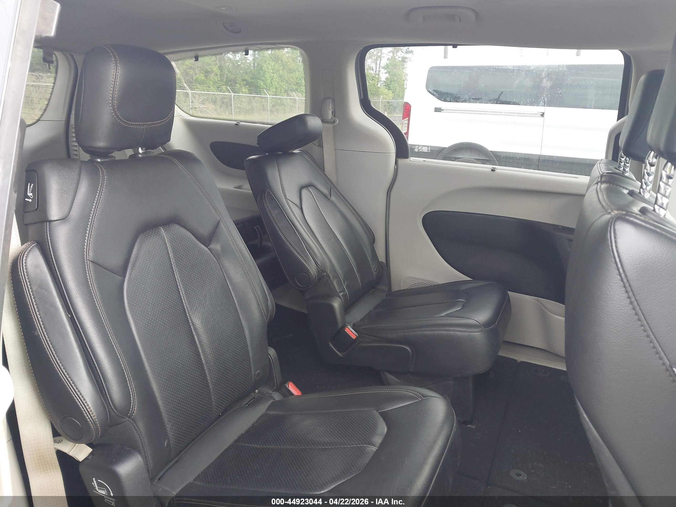 CHRYSLER PACIFICA image 8