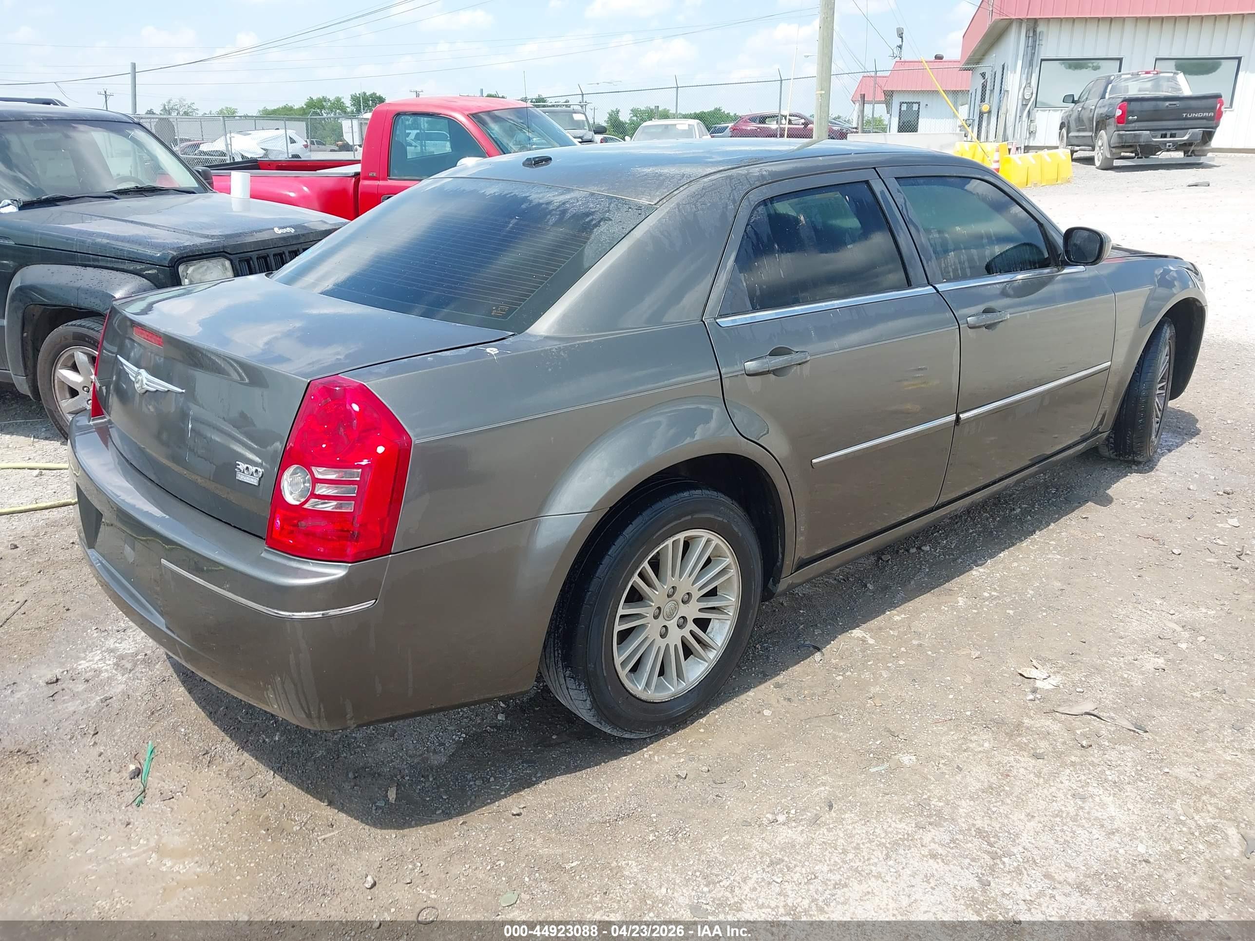 CHRYSLER 300 image 4