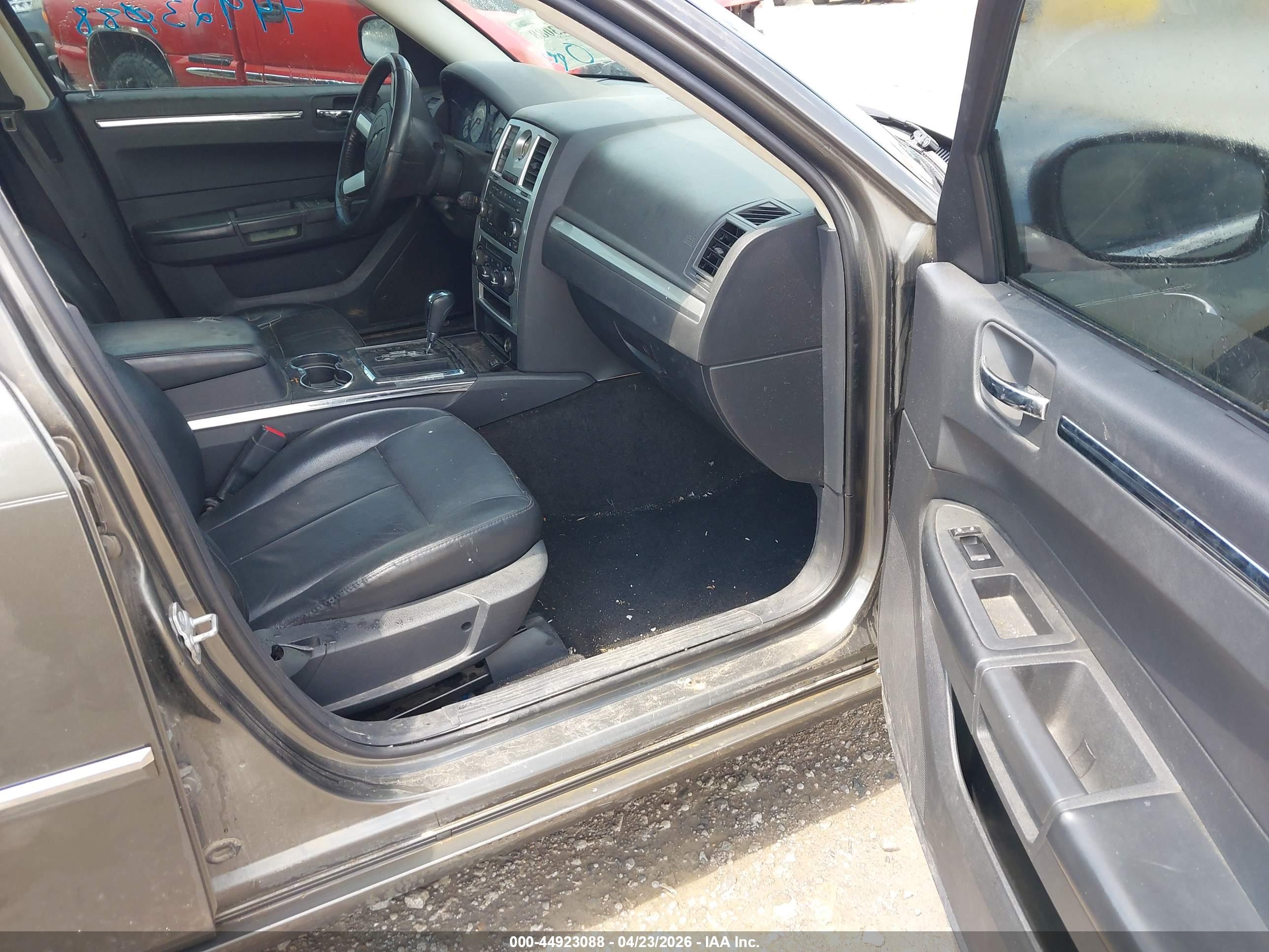 CHRYSLER 300 image 5