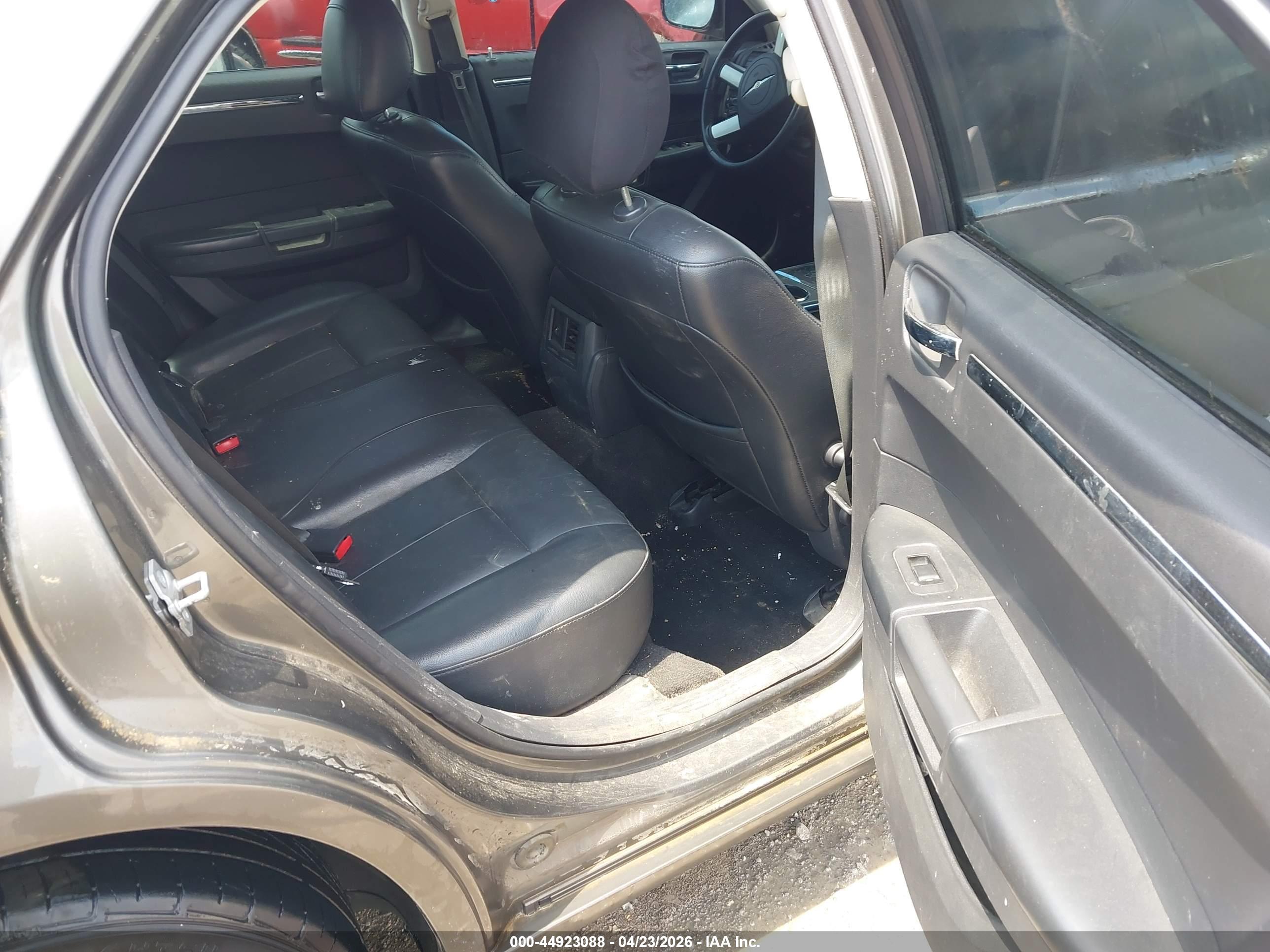 CHRYSLER 300 image 8