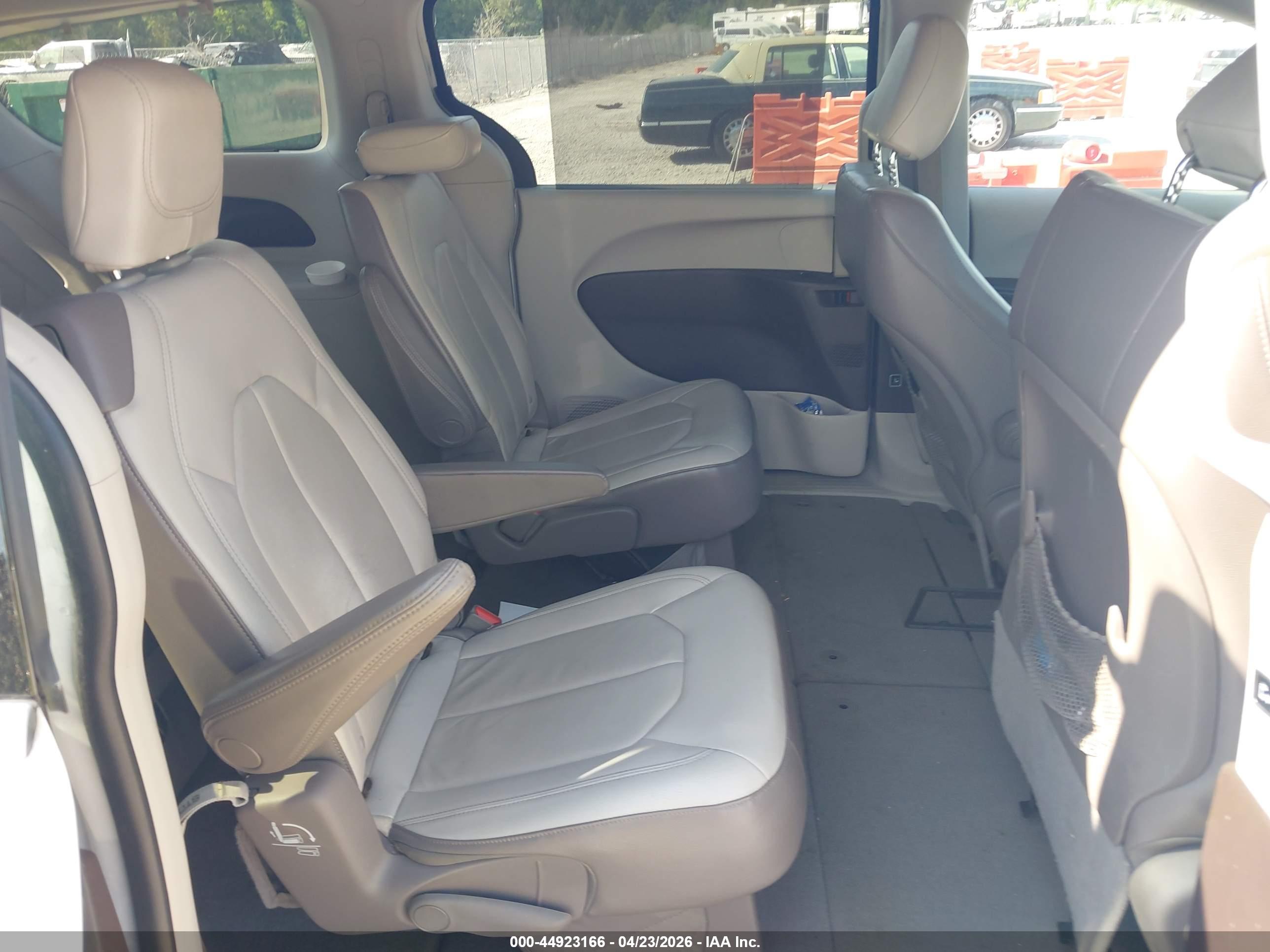 CHRYSLER PACIFICA image 8