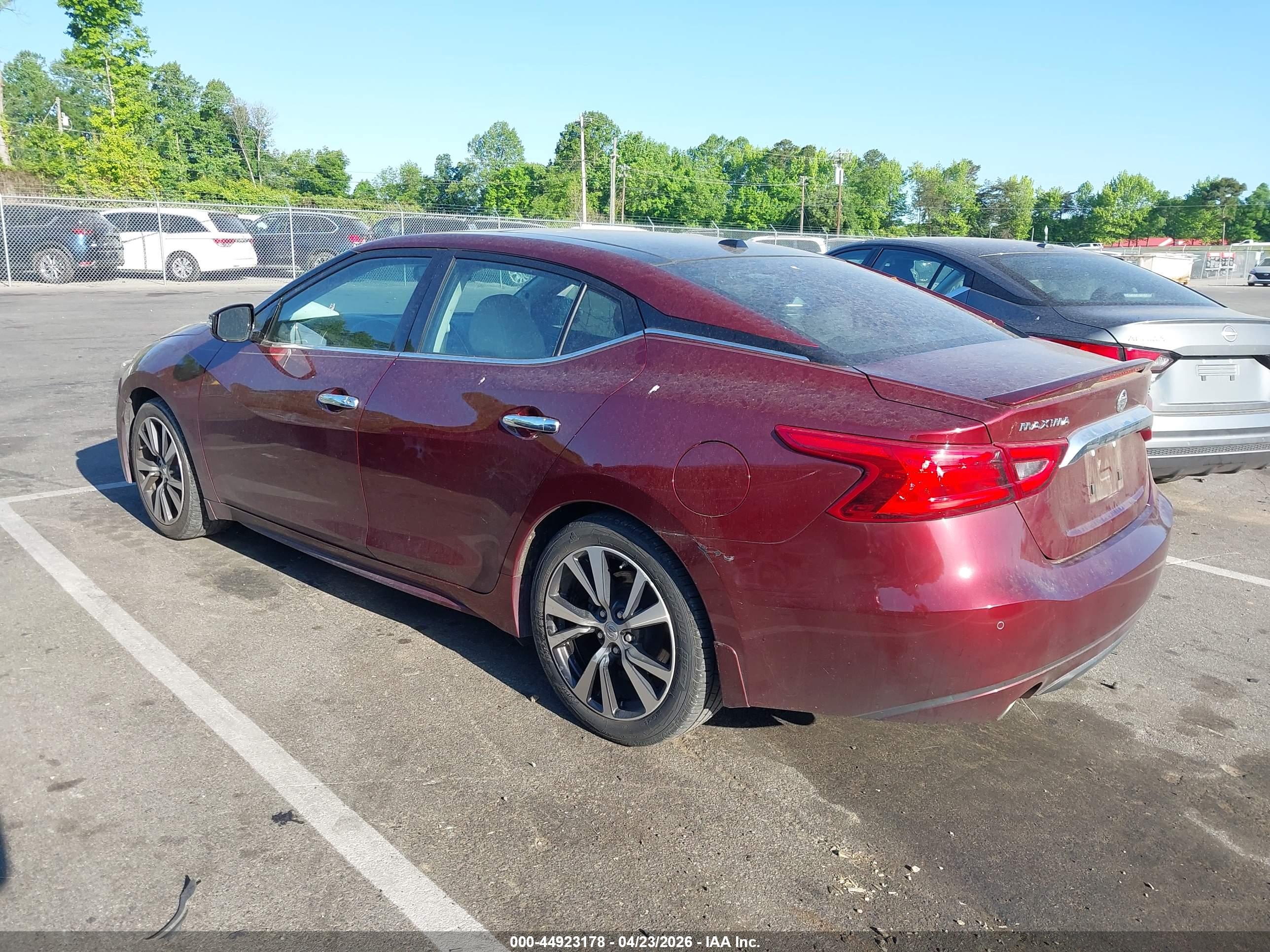 NISSAN MAXIMA image 3