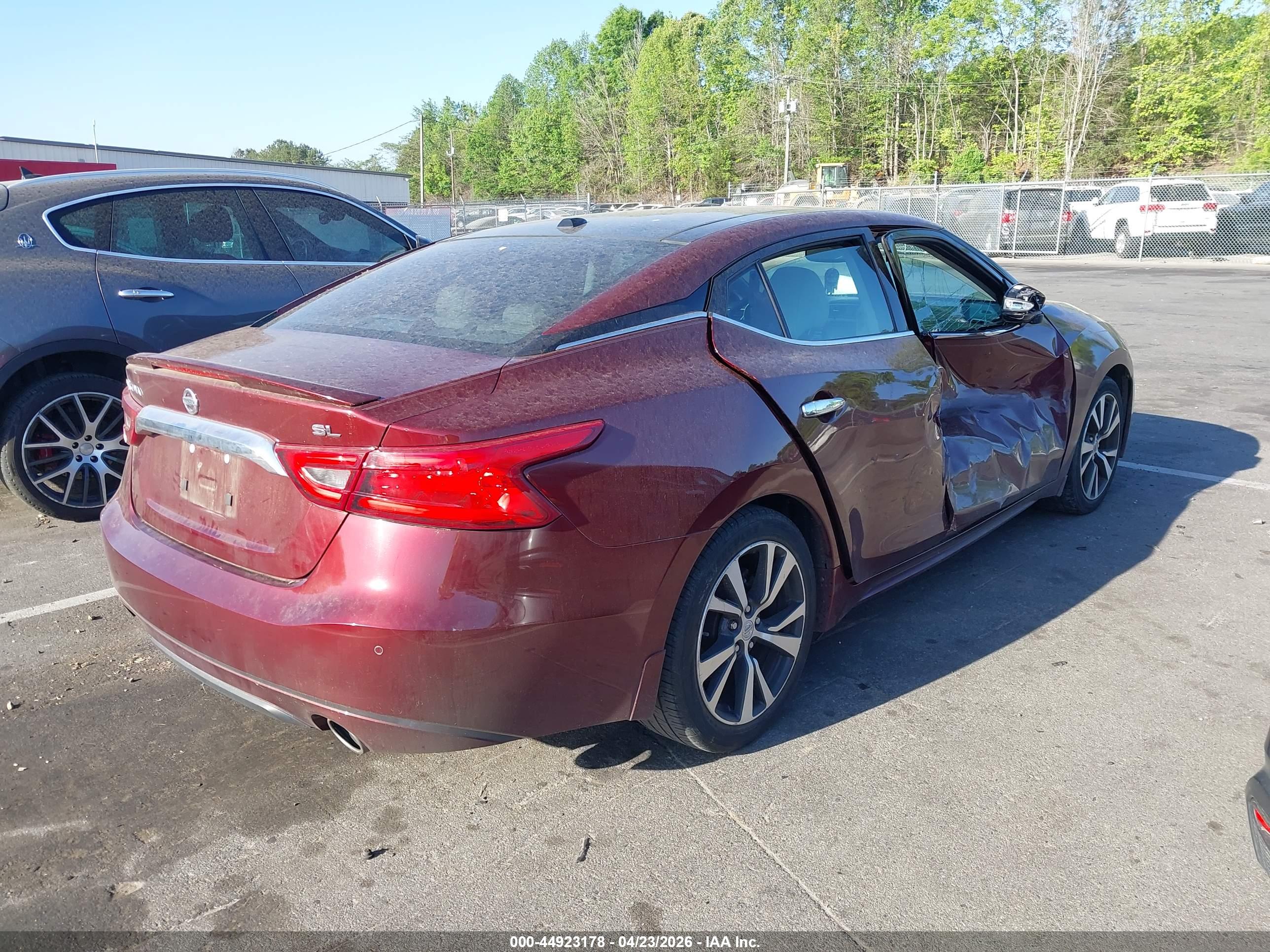NISSAN MAXIMA image 4