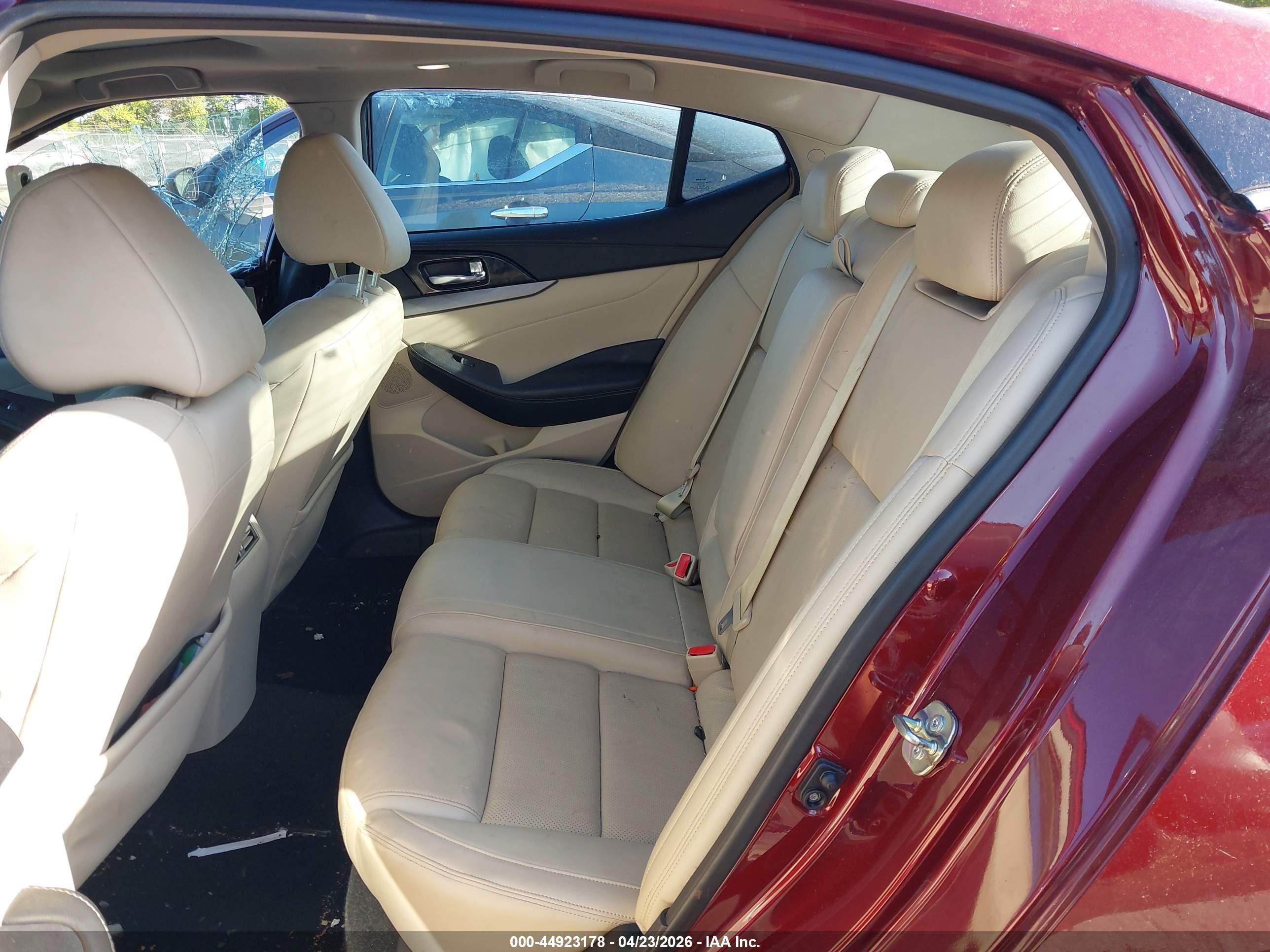 NISSAN MAXIMA image 8