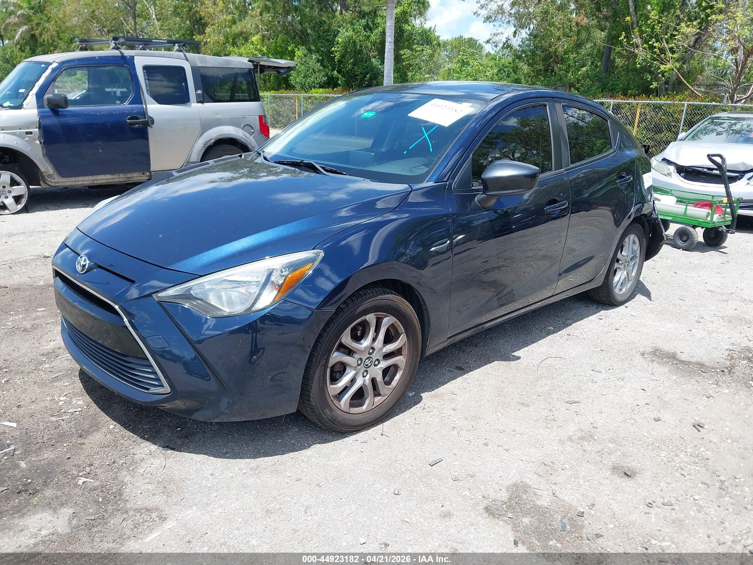 TOYOTA YARIS image 2