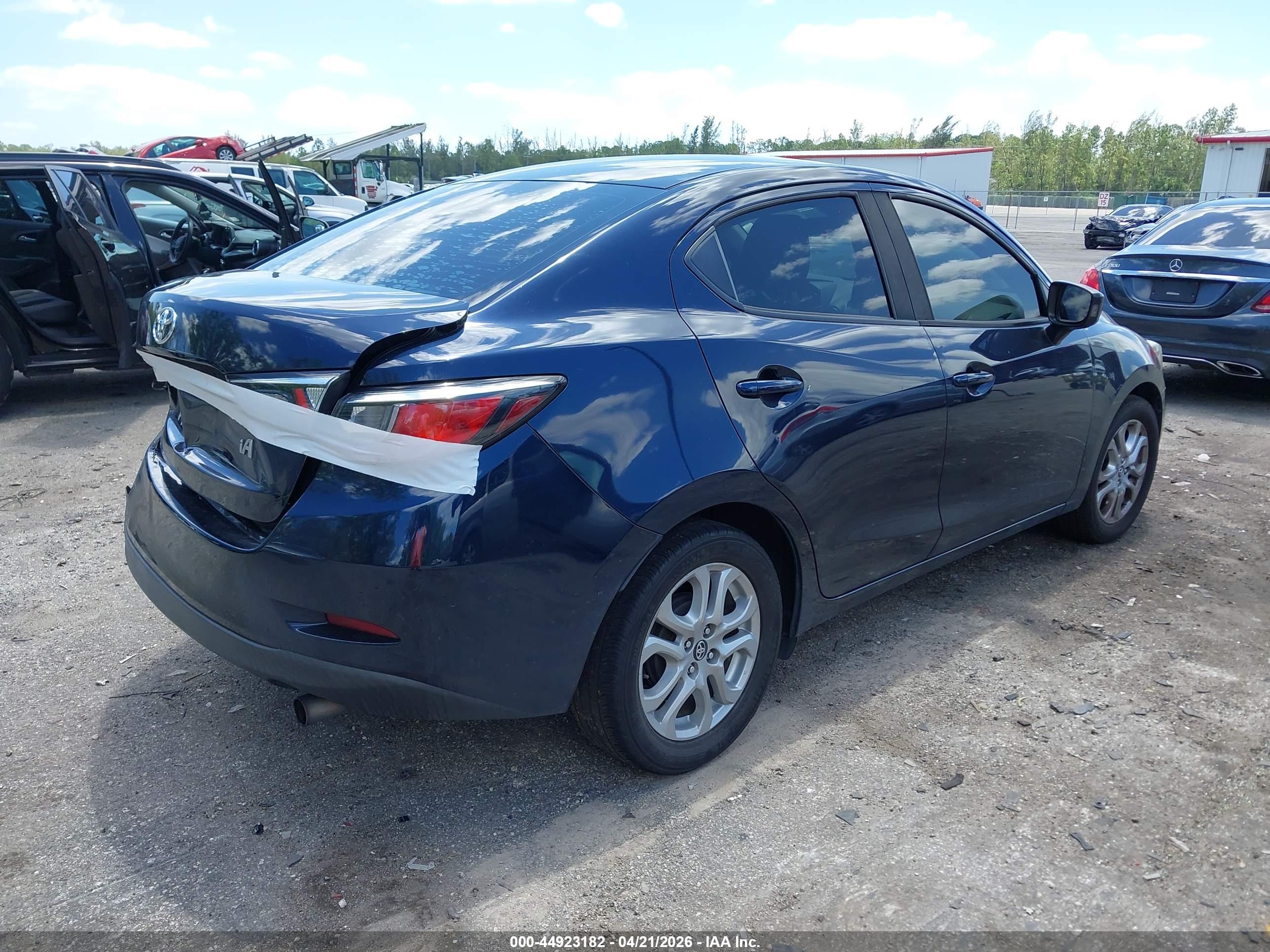 TOYOTA YARIS image 4
