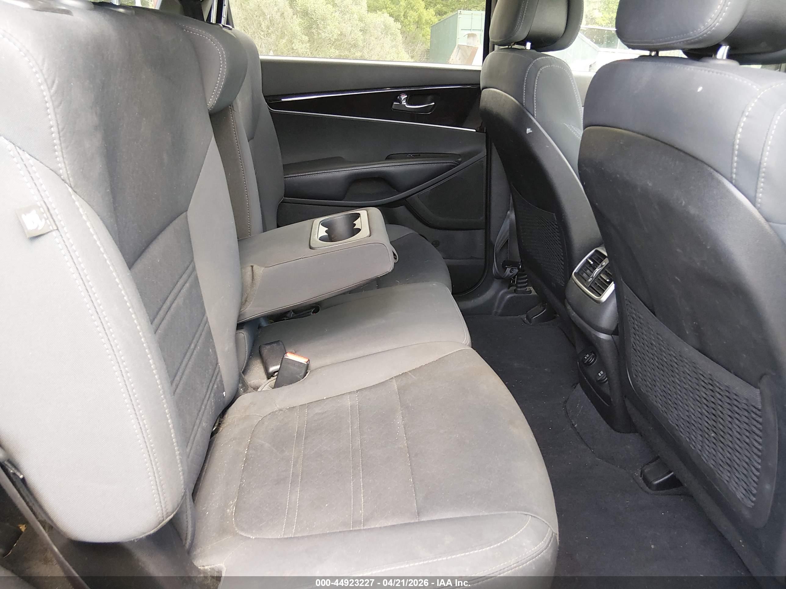 KIA SORENTO image 8