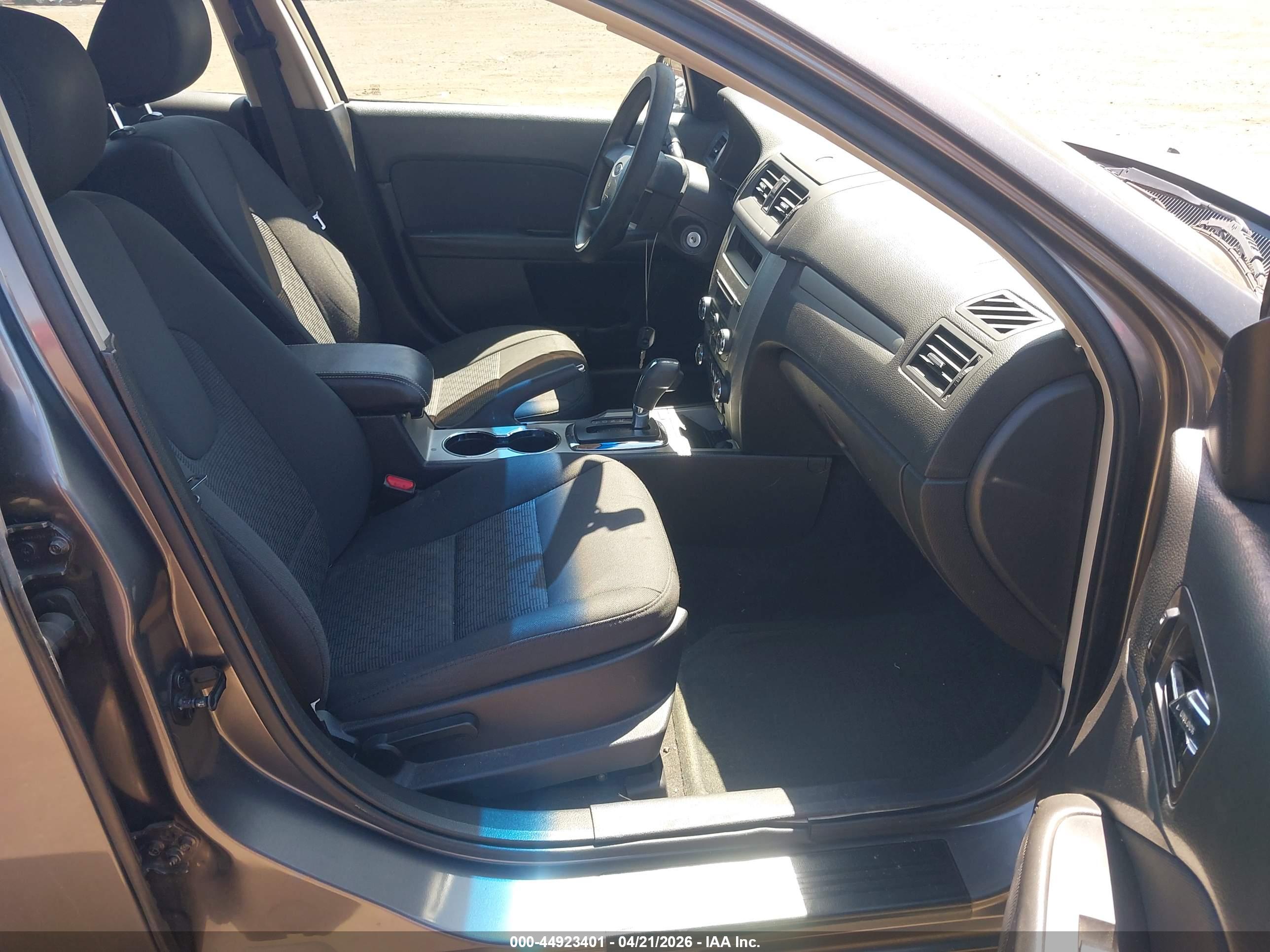 FORD FUSION image 5