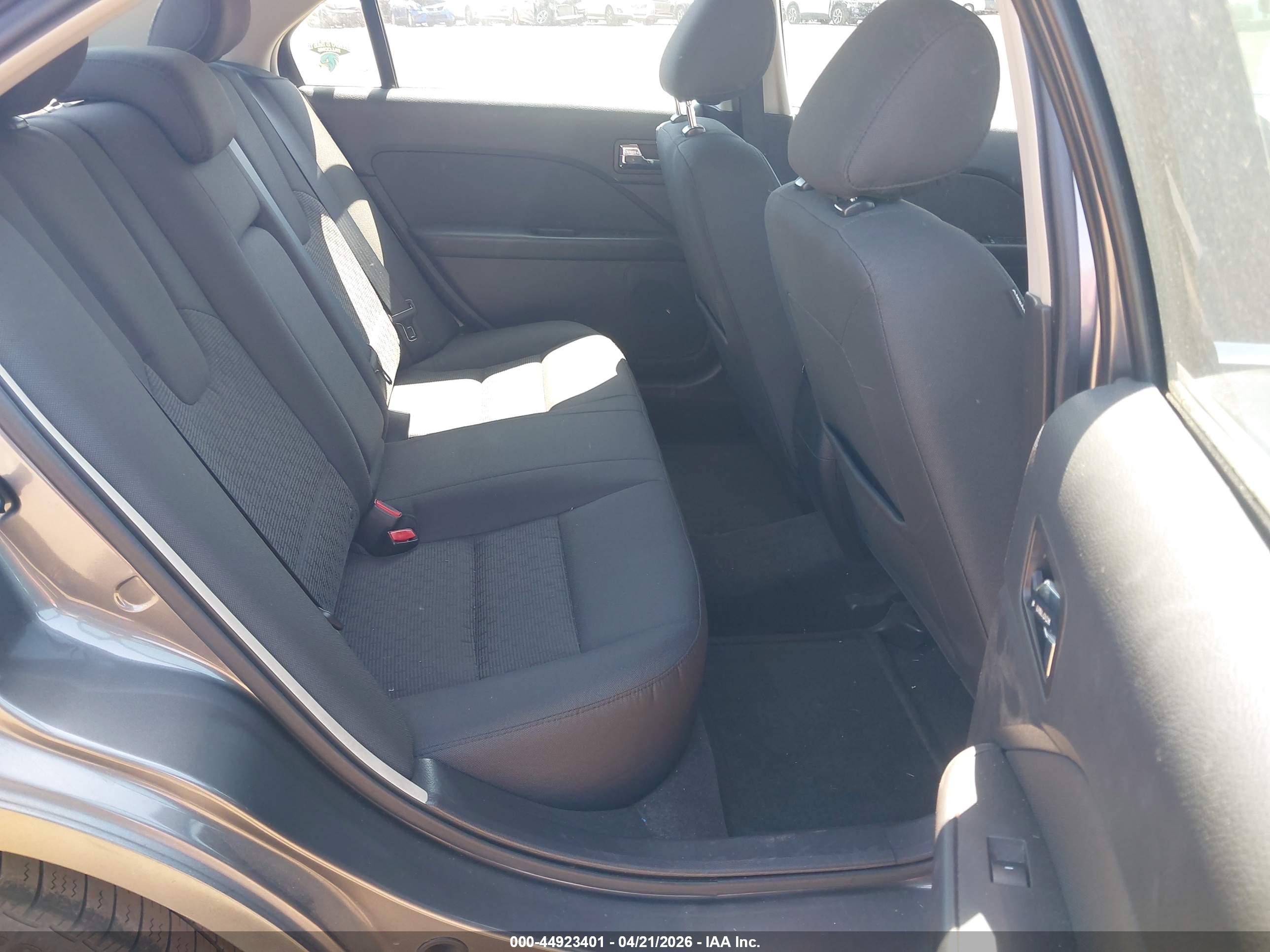 FORD FUSION image 8